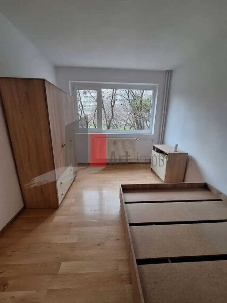 0%Comision Apartament 2 camere de vanzare. Dristor/Park Lake/Liviu Rebreanu - | Vânzare Apartament 2 camere – Zona Dristor | Bloc Reabilitat | Parter | Parțial Mobilat

Se oferă spre vânzare un apartament cu 2 camere situat în zona Dristor, una dintre cele mai accesibile și căutate locații din sectorul 3, recunoscută pentru infrastructura completă și proximitatea față de multiple facilități urbane. Locuința se află la parterul unui imobil cu 10 niveluri, reprezentând o opțiune versatilă atât pentru rezidență personală, cât și pentru investiție, beneficiind de un acces facil și rapid.

Proprietatea se vinde parțial mobilată și utilată, oferind viitorului proprietar o bază funcțională, dar și libertatea de a personaliza spațiul conform propriilor nevoi. Apartamentul beneficiază de avantajul unui bloc reabilitat termic, asigurând un confort sporit și o eficiență energetică optimă pe tot parcursul anului, indiferent de sezon.

Detalii spațiu:

Suprafață totală de 51 mp ce include un balcon tip logie de 5 mp

Situat la parterul unui imobil solid cu 10 niveluri

Compartimentare semidecomandată ce permite o organizare practică a locuinței

Locuință parțial mobilată și utilată, gata pentru a fi adaptată după gustul cumpărătorului

Bloc reabilitat termic ce garantează costuri reduse de întreținere și protecție termică

Utilități și facilități:

Sistem de încălzire prin rețeaua de termoficare a orașului

Sistem de aer condiționat instalat pentru controlul temperaturii în sezonul cald

Toate utilitățile disponibile respectiv apă, gaz, curent și canalizare

Balcon tip logie de 5 mp ce oferă un spațiu suplimentar de relaxare sau depozitare

Dotări de bază incluse ce permit o tranziție mai ușoară către noul cămin

Avantaje:

Localizare excelentă în cartierul Dristor, aproape de metrou și transportul în comun

Eficiență termică ridicată datorită lucrărilor recente de reabilitare a fațadei

Poziționarea la parter elimină dependența de lift și oferă accesibilitate crescută

Proximitate față de piețe, centre comerciale, parcuri și unități de învățământ

Suprafață echilibrată (51 mp) cu un balcon logie generos, ideal pentru zona urbană

Condiții de vânzare:

Preț negociabil

Toate actele sunt pregătite pentru facilitarea procesului de vânzare-cumpărare

Disponibilitate pentru vizionări cu programare prealabilă

Pentru mai multe detalii sau pentru programarea unei vizionări în zona Dristor, vă stăm la dispoziție.
