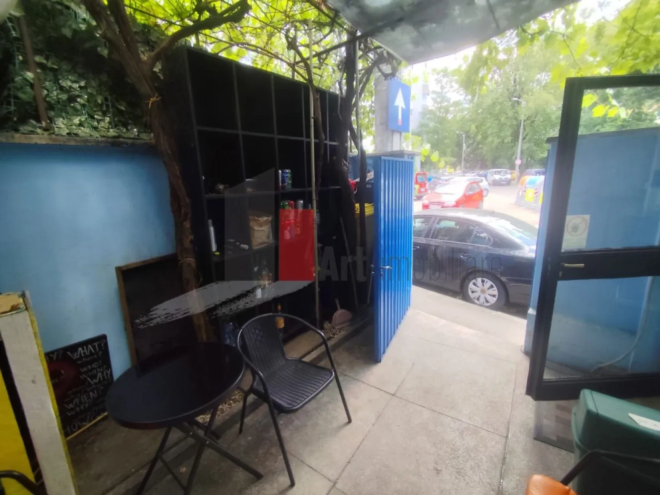 Spatiu comercial de inchiriat in zona Basarabia/Titan - Spațiu comercial cu terasă boemă și vad format – ideal pentru cafenea, bistro sau activități comerciale diverse

Vă prezentăm spre închiriere un spațiu comercial cochet și versatil, cu o suprafață totală de aproximativ 20 mp, situat într-o zonă liniștită, printre străduțe cu farmec și atmosferă de cartier. Proprietatea se remarcă prin caracterul său aparte și prin terasa exterioară, care oferă un cadru plăcut și relaxant atât pentru clienți, cât și pentru viitorul operator.

Spațiul este compus dintr-o zonă interioară de aproximativ 8,3 mp, destinată activităților de preparare, desfacere sau lucru, completată de o terasă deschisă și curte proprie de aproximativ 11,1 mp. Suprafața exterioară transformă locația într-un spațiu cu adevărat special, oferind posibilitatea amenajării unei zone de servire într-un cadru intim și boem.

De asemenea, există posibilitatea amplasării unei măsuțe și în fața spațiului, sporind astfel confortul clienților și vizibilitatea comercială.

Spațiul beneficiază de o deschidere stradală de aproximativ 7 metri liniari și o vitrină de aproximativ 3 metri liniari, oferind expunere bună și vizibilitate pentru activitatea desfășurată.

Caracteristici principale:

Suprafață totală: aproximativ 20 mp;
Spațiu interior: aproximativ 8,3 mp;
Terasă și curte proprie: aproximativ 11,1 mp;
Deschidere stradală: aproximativ 7 ml;
Vitrină: aproximativ 3 ml;
Posibilitate de amplasare masă în fața spațiului;
Vad comercial deja format;
Potrivit pentru diverse activități comerciale și de servicii.

Utilități:

Curent electric;
Gaz natural;
Apă și canalizare.

Un avantaj important al proprietății îl reprezintă istoricul său comercial. În ultimii ani, spațiul a funcționat exclusiv ca și cafenea, beneficiind astfel de un vad deja creat și de recunoaștere în rândul clienților din zonă.

Datorită configurației sale, spațiul este potrivit pentru cafenea de specialitate, coffee-to-go, bistro, gelaterie, florărie, atelier creativ, showroom, mic magazin de proximitate sau alte activități comerciale care caută o locație cu personalitate și atmosferă aparte.

Dacă sunteți în căutarea unui spațiu mic ca suprafață, dar mare prin potențial și farmec, această proprietate poate reprezenta alegerea ideală pentru viitoarea dumneavoastră afacere.

Condiții de închiriere: chirie lunară și garanție.

Se percepe comision.

Pentru detalii suplimentare și programarea unei vizionări, vă stăm la dispoziție.