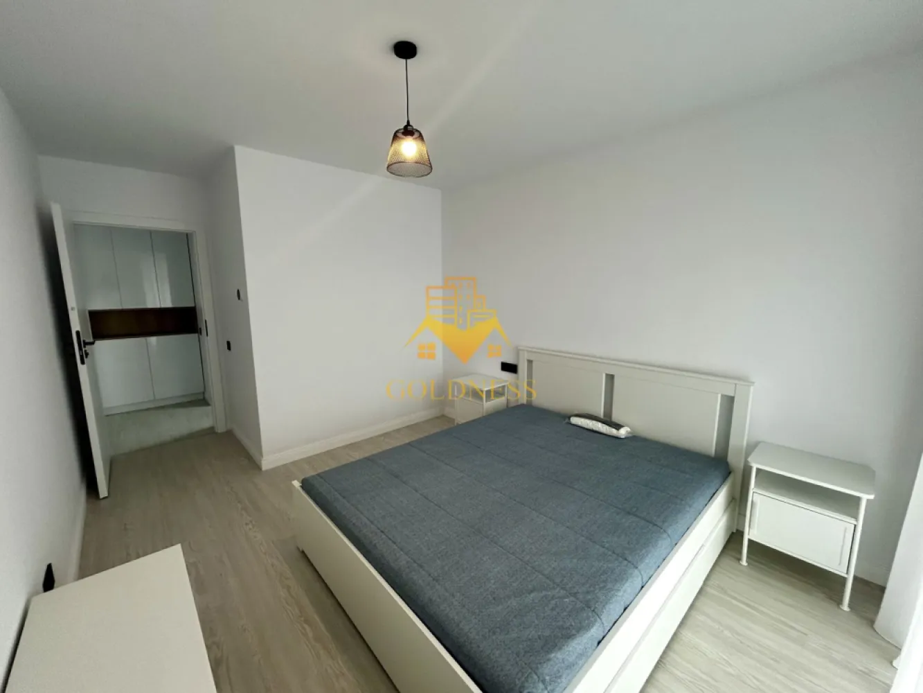2 camere Modern, Pet friendly, Elite City, Lidl, Iris, Auchan,Fabricii - GOLDNESS Imobiliare vă propune spre închiriere un apartament cu camere complet mobilat și utilat, la etajul 2 într-un imobil de 7 etaje, în Cartierul Iris, Elite City.
Se accepta doar o pisica!
Dispune de loc de parcare subterana!
Se află în apropierea stațiilor de transport în comun, magazine, restaurante, spații verzi, farmacii, etc. 

Apartamentul este compartimentat astfel:
 - dormitor cu pat matrimonial, dressing, noptiere
 -living cu canapea extensibila, comoda tv, loc de servit masa, aer conditionat, dressing, tv 
 - bucatarie complet utilată și mobilată, masina de spalat vase
 - baie cu cada, calorifer port prosop și dulap pentru depozitare.
 - terasa de 13 mp.

Imobilul este dotat cu toate cele necesare- centrală proprie, frigider, aragaz, hotă, mașină de spălat haine si vase, televizor, aer conditionat, etc. 

Dacă sunteți interesați de acest apartament și doriți să îl vizionați, dar și pentru alte oferte nu ezitați să ne contactați telefonic sau prin e-mail. Vă stăm la dispoziție!
Pentru intermediere se percepe un comision de 50% din prețul chiriei!