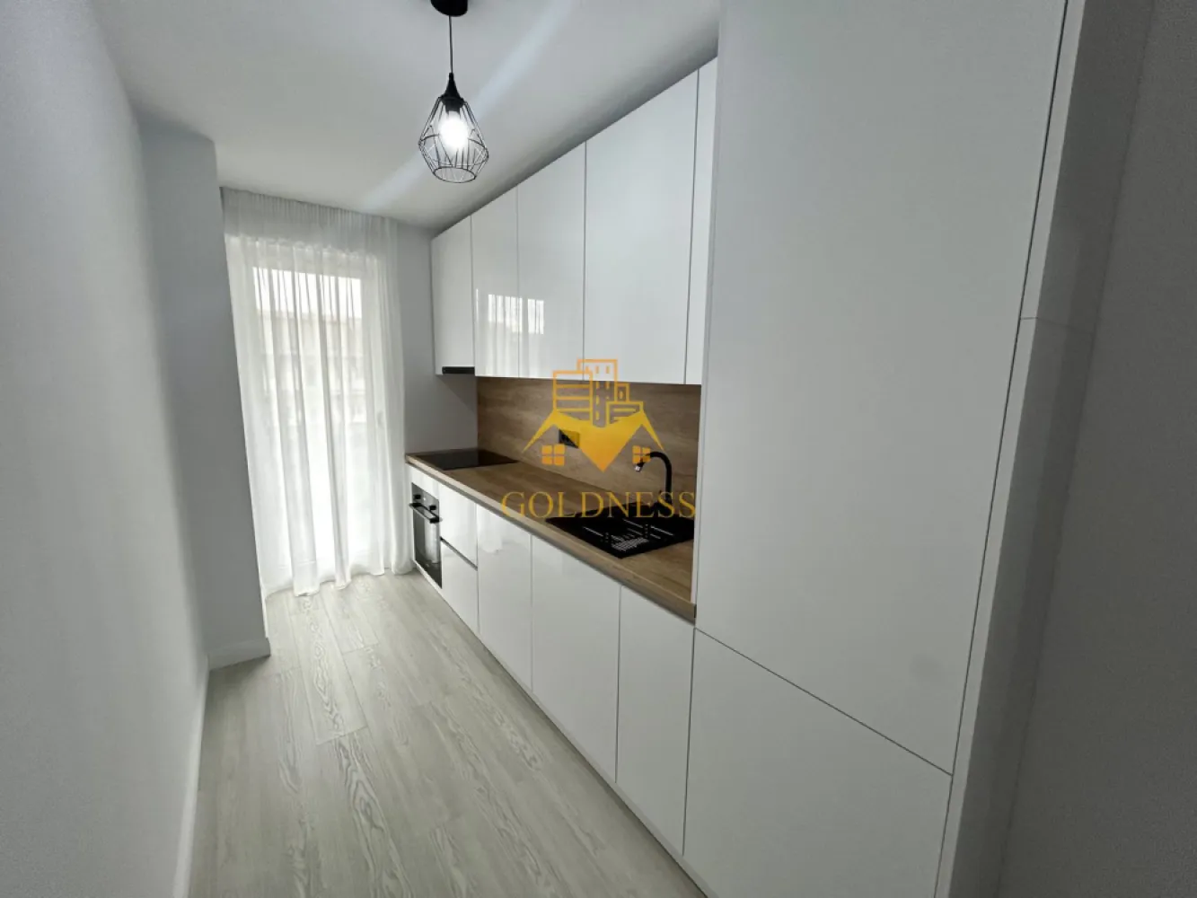 2 camere Modern, Pet friendly, Elite City, Lidl, Iris, Auchan,Fabricii - GOLDNESS Imobiliare vă propune spre închiriere un apartament cu camere complet mobilat și utilat, la etajul 2 într-un imobil de 7 etaje, în Cartierul Iris, Elite City.
Se accepta doar o pisica!
Dispune de loc de parcare subterana!
Se află în apropierea stațiilor de transport în comun, magazine, restaurante, spații verzi, farmacii, etc. 

Apartamentul este compartimentat astfel:
 - dormitor cu pat matrimonial, dressing, noptiere
 -living cu canapea extensibila, comoda tv, loc de servit masa, aer conditionat, dressing, tv 
 - bucatarie complet utilată și mobilată, masina de spalat vase
 - baie cu cada, calorifer port prosop și dulap pentru depozitare.
 - terasa de 13 mp.

Imobilul este dotat cu toate cele necesare- centrală proprie, frigider, aragaz, hotă, mașină de spălat haine si vase, televizor, aer conditionat, etc. 

Dacă sunteți interesați de acest apartament și doriți să îl vizionați, dar și pentru alte oferte nu ezitați să ne contactați telefonic sau prin e-mail. Vă stăm la dispoziție!
Pentru intermediere se percepe un comision de 50% din prețul chiriei!