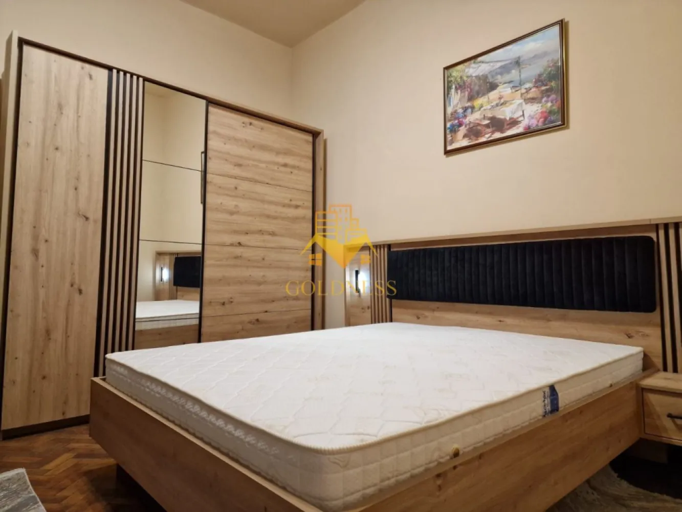 1 cameră, Central, Calea Motilor, UMF, USAMV, Zona Platinia - GOLDNESS Imobiliare vă propune spre închiriere un apartament cu 1 cameră complet mobilat și utilat, la parter, în Zonă Centrală. 
Posibilitatea de a închiria un loc de parcare.

Se află în apropierea stațiilor de transport în comun, magazine, restaurante, spații verzi, farmacii, etc. 
 Apartamentul este compartimentat astfel:
 - dormitor cu pat matrimonial, dressing, noptiere
 - bucatarie complet utilată și mobilată, canapea extensibilă, loc de servit masa 
 - baie cu cabina de dus, calorifer port prosop și dulap pentru depozitare.
 

Imobilul este dotat cu toate cele necesare- centrală proprie, frigider, aragaz, hotă, mașină de spălat haine,   etc. 

Dacă sunteți interesați de acest apartament și doriți să îl vizionați, dar și pentru alte oferte nu ezitați să ne contactați telefonic sau prin e-mail. Vă stăm la dispoziție!
Pentru intermediere se percepe un comision de 50% din prețul chiriei!