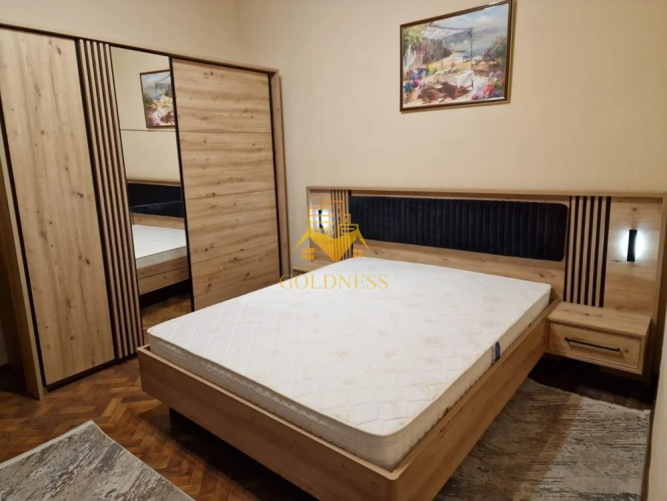 1 cameră, Central, Calea Motilor, UMF, USAMV, Zona Platinia - GOLDNESS Imobiliare vă propune spre închiriere un apartament cu 1 cameră complet mobilat și utilat, la parter, în Zonă Centrală. 
Posibilitatea de a închiria un loc de parcare.

Se află în apropierea stațiilor de transport în comun, magazine, restaurante, spații verzi, farmacii, etc. 
 Apartamentul este compartimentat astfel:
 - dormitor cu pat matrimonial, dressing, noptiere
 - bucatarie complet utilată și mobilată, canapea extensibilă, loc de servit masa 
 - baie cu cabina de dus, calorifer port prosop și dulap pentru depozitare.
 

Imobilul este dotat cu toate cele necesare- centrală proprie, frigider, aragaz, hotă, mașină de spălat haine,   etc. 

Dacă sunteți interesați de acest apartament și doriți să îl vizionați, dar și pentru alte oferte nu ezitați să ne contactați telefonic sau prin e-mail. Vă stăm la dispoziție!
Pentru intermediere se percepe un comision de 50% din prețul chiriei!