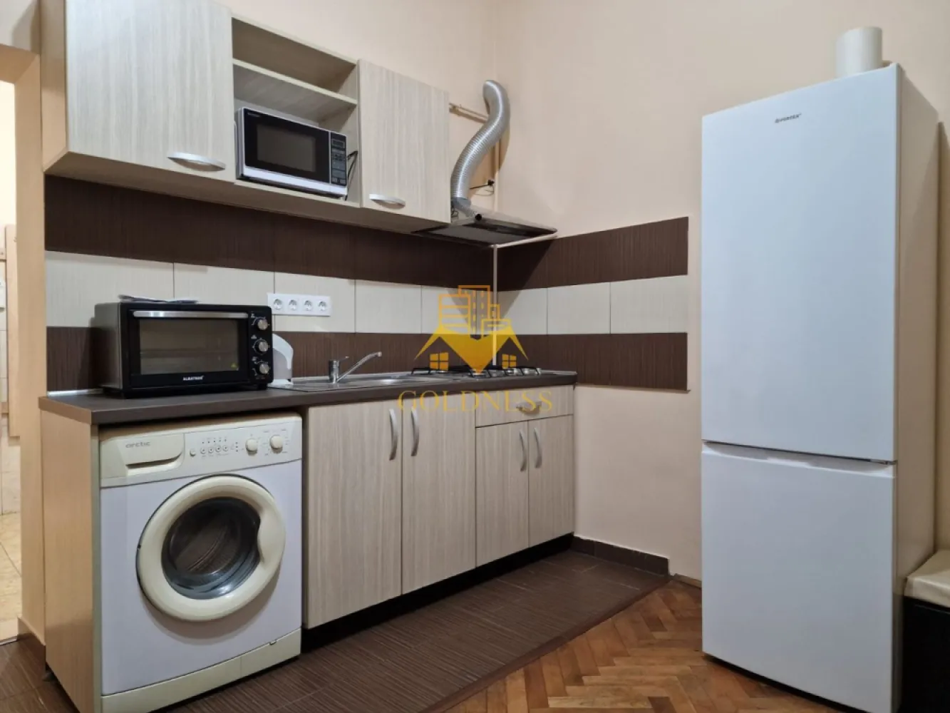 1 cameră, Central, Calea Motilor, UMF, USAMV, Zona Platinia - GOLDNESS Imobiliare vă propune spre închiriere un apartament cu 1 cameră complet mobilat și utilat, la parter, în Zonă Centrală. 
Posibilitatea de a închiria un loc de parcare.

Se află în apropierea stațiilor de transport în comun, magazine, restaurante, spații verzi, farmacii, etc. 
 Apartamentul este compartimentat astfel:
 - dormitor cu pat matrimonial, dressing, noptiere
 - bucatarie complet utilată și mobilată, canapea extensibilă, loc de servit masa 
 - baie cu cabina de dus, calorifer port prosop și dulap pentru depozitare.
 

Imobilul este dotat cu toate cele necesare- centrală proprie, frigider, aragaz, hotă, mașină de spălat haine,   etc. 

Dacă sunteți interesați de acest apartament și doriți să îl vizionați, dar și pentru alte oferte nu ezitați să ne contactați telefonic sau prin e-mail. Vă stăm la dispoziție!
Pentru intermediere se percepe un comision de 50% din prețul chiriei!