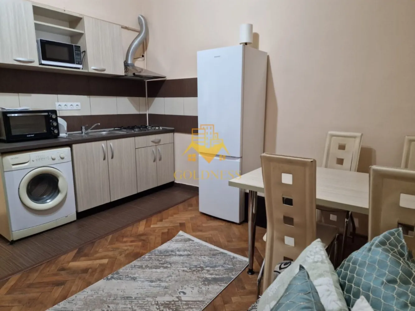 1 cameră, Central, Calea Motilor, UMF, USAMV, Zona Platinia - GOLDNESS Imobiliare vă propune spre închiriere un apartament cu 1 cameră complet mobilat și utilat, la parter, în Zonă Centrală. 
Posibilitatea de a închiria un loc de parcare.

Se află în apropierea stațiilor de transport în comun, magazine, restaurante, spații verzi, farmacii, etc. 
 Apartamentul este compartimentat astfel:
 - dormitor cu pat matrimonial, dressing, noptiere
 - bucatarie complet utilată și mobilată, canapea extensibilă, loc de servit masa 
 - baie cu cabina de dus, calorifer port prosop și dulap pentru depozitare.
 

Imobilul este dotat cu toate cele necesare- centrală proprie, frigider, aragaz, hotă, mașină de spălat haine,   etc. 

Dacă sunteți interesați de acest apartament și doriți să îl vizionați, dar și pentru alte oferte nu ezitați să ne contactați telefonic sau prin e-mail. Vă stăm la dispoziție!
Pentru intermediere se percepe un comision de 50% din prețul chiriei!