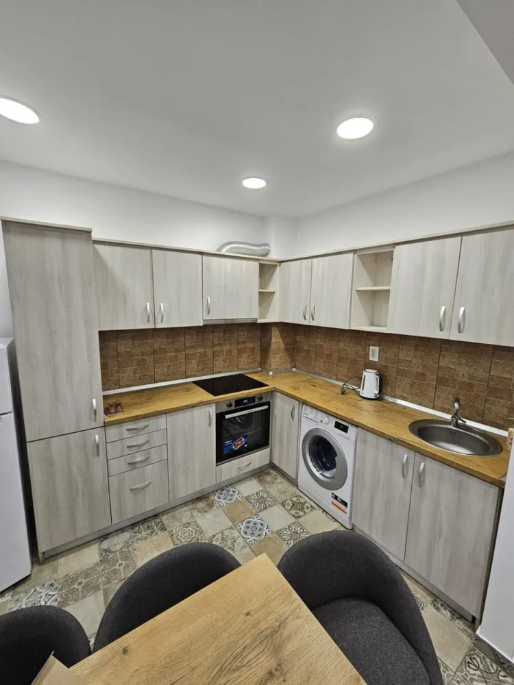 Ap cu 2 dormitoare de închiriat–Ultracentral, Oradea(zona Iuliu Maniu) - Vă propunem spre închiriere un apartament elegant și spațios, situat ultracentral, la casă cu curte, într-una dintre cele mai liniștite și apreciate zone din Oradea – Iuliu Maniu, la doar câteva minute de Piața Unirii.

Proprietatea se remarcă prin suprafețele generoase, compartimentarea eficientă și atmosfera intimă oferită de amplasarea la curte.

🔹 Compartimentare:

2 dormitoare mari și luminoase
Bucătărie complet utilată
Zonă de dining separată
Baie spațioasă
Terasă cu acces în curte

🔹 Dotări și beneficii:

Loc de parcare în curte
Curte privată – ideală pentru relaxare
Apartament complet renovat (instalații noi)
Mobilier modern, ales cu bun gust
Echipare completă: cuptor, plită electrică, frigider, mașină de spălat
Costuri reduse de întreținere

📍 Localizare premium:

~3 minute de mers pe jos până la Piața Unirii
În imediata apropiere: restaurante, cafenele, parcuri, centre comerciale
Acces facil la mijloace de transport în comun
~10 minute de Facultatea de Medicină și Universitate – ideal pentru studenți sau cadre medicale

Această proprietate este alegerea perfectă pentru cei care își doresc un stil de viață confortabil, într-o zonă centrală, dar ferită de agitația urbană.

💰 Preț: 450 euro /luna 
📞 Pentru informații suplimentare și programarea unei vizionări: 0731290032