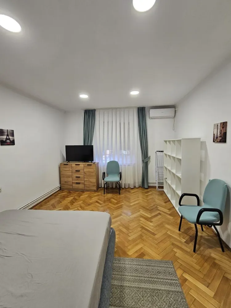 Ap cu 2 dormitoare de închiriat–Ultracentral, Oradea(zona Iuliu Maniu) - Vă propunem spre închiriere un apartament elegant și spațios, situat ultracentral, la casă cu curte, într-una dintre cele mai liniștite și apreciate zone din Oradea – Iuliu Maniu, la doar câteva minute de Piața Unirii.

Proprietatea se remarcă prin suprafețele generoase, compartimentarea eficientă și atmosfera intimă oferită de amplasarea la curte.

🔹 Compartimentare:

2 dormitoare mari și luminoase
Bucătărie complet utilată
Zonă de dining separată
Baie spațioasă
Terasă cu acces în curte

🔹 Dotări și beneficii:

Loc de parcare în curte
Curte privată – ideală pentru relaxare
Apartament complet renovat (instalații noi)
Mobilier modern, ales cu bun gust
Echipare completă: cuptor, plită electrică, frigider, mașină de spălat
Costuri reduse de întreținere

📍 Localizare premium:

~3 minute de mers pe jos până la Piața Unirii
În imediata apropiere: restaurante, cafenele, parcuri, centre comerciale
Acces facil la mijloace de transport în comun
~10 minute de Facultatea de Medicină și Universitate – ideal pentru studenți sau cadre medicale

Această proprietate este alegerea perfectă pentru cei care își doresc un stil de viață confortabil, într-o zonă centrală, dar ferită de agitația urbană.

💰 Preț: 450 euro /luna 
📞 Pentru informații suplimentare și programarea unei vizionări: 0731290032