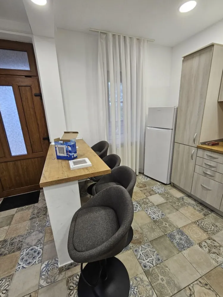 Ap cu 2 dormitoare de închiriat–Ultracentral, Oradea(zona Iuliu Maniu) - Vă propunem spre închiriere un apartament elegant și spațios, situat ultracentral, la casă cu curte, într-una dintre cele mai liniștite și apreciate zone din Oradea – Iuliu Maniu, la doar câteva minute de Piața Unirii.

Proprietatea se remarcă prin suprafețele generoase, compartimentarea eficientă și atmosfera intimă oferită de amplasarea la curte.

🔹 Compartimentare:

2 dormitoare mari și luminoase
Bucătărie complet utilată
Zonă de dining separată
Baie spațioasă
Terasă cu acces în curte

🔹 Dotări și beneficii:

Loc de parcare în curte
Curte privată – ideală pentru relaxare
Apartament complet renovat (instalații noi)
Mobilier modern, ales cu bun gust
Echipare completă: cuptor, plită electrică, frigider, mașină de spălat
Costuri reduse de întreținere

📍 Localizare premium:

~3 minute de mers pe jos până la Piața Unirii
În imediata apropiere: restaurante, cafenele, parcuri, centre comerciale
Acces facil la mijloace de transport în comun
~10 minute de Facultatea de Medicină și Universitate – ideal pentru studenți sau cadre medicale

Această proprietate este alegerea perfectă pentru cei care își doresc un stil de viață confortabil, într-o zonă centrală, dar ferită de agitația urbană.

💰 Preț: 450 euro /luna 
📞 Pentru informații suplimentare și programarea unei vizionări: 0731290032