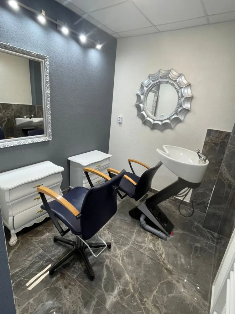 Salon / Frizerie de închiriat – complet utilat, Zona Episcopia Bihor - Se oferă spre închiriere salon / frizerie complet utilată, gata de lucru.

✔️ Dotat cu scaune profesionale și oglinzi
✔️ Spațiu amenajat, pregătit pentru activitate
✔️ Baie inclusă
✔️ Ideal pentru frizerie, barber sau coafor

💰 Preț: 250 euro / lună
📌 Prețul include toate utilitățile, curent, apa, incalzire etc

📍 Locație: Oradea (zona Episcopia Bihor)
📞 Contact: 0731290032

Disponibil imediat.