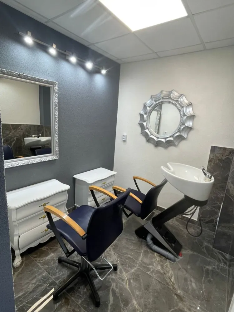 Salon / Frizerie de închiriat – complet utilat, Zona Episcopia Bihor - Se oferă spre închiriere salon / frizerie complet utilată, gata de lucru.

✔️ Dotat cu scaune profesionale și oglinzi
✔️ Spațiu amenajat, pregătit pentru activitate
✔️ Baie inclusă
✔️ Ideal pentru frizerie, barber sau coafor

💰 Preț: 250 euro / lună
📌 Prețul include toate utilitățile, curent, apa, incalzire etc

📍 Locație: Oradea (zona Episcopia Bihor)
📞 Contact: 0731290032

Disponibil imediat.