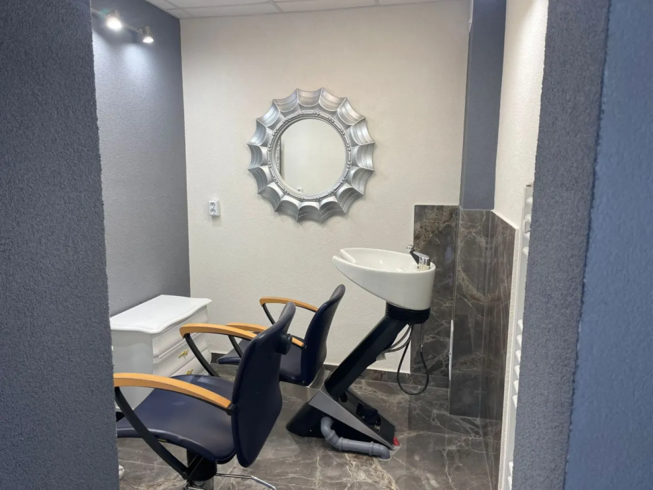 Salon / Frizerie de închiriat – complet utilat, Zona Episcopia Bihor - Se oferă spre închiriere salon / frizerie complet utilată, gata de lucru.

✔️ Dotat cu scaune profesionale și oglinzi
✔️ Spațiu amenajat, pregătit pentru activitate
✔️ Baie inclusă
✔️ Ideal pentru frizerie, barber sau coafor

💰 Preț: 250 euro / lună
📌 Prețul include toate utilitățile, curent, apa, incalzire etc

📍 Locație: Oradea (zona Episcopia Bihor)
📞 Contact: 0731290032

Disponibil imediat.