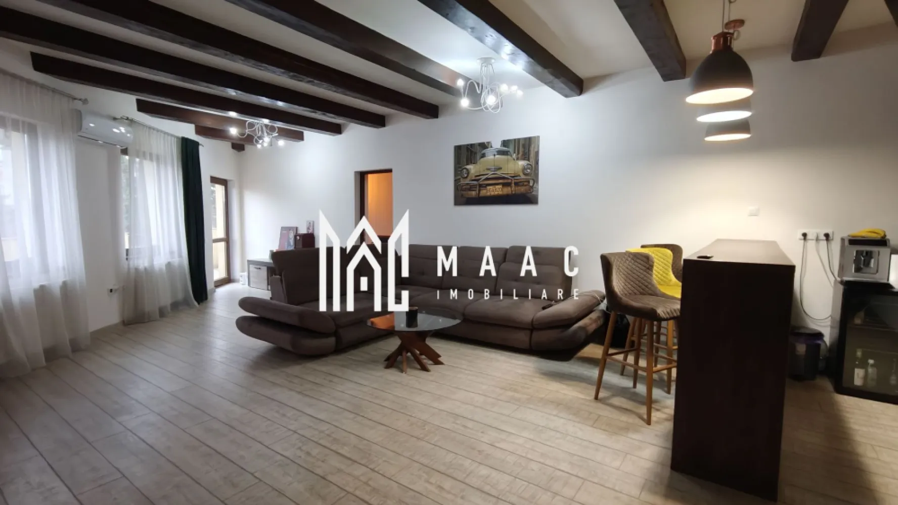 Apartament 4 camere 145 mpu I Terasă I Parcare I Central - MAAC Imobiliare vă propune spre vânzare un apartament renovat, situat în zona centrală a Sibiului, în apropierea Bulevardului Victoriei, amplasat la primul nivel al unei case cu mansardă, cu front stradal și loc de parcare în față, potrivit atât pentru locuință, cât și pentru activitate comercială.

Proprietatea are o suprafață utilă de 145 mp și este compartimentată pe două niveluri, oferind spațiu generos și multiple posibilități de utilizare.

Compartimentare:
-Etajul 1: living cu bucătărie open space, dormitor, baie cu geam pentru aerisire naturală, balcon de 20 mp pe toată lungimea apartamentului
-Mansardă: acces prin scară din lemn masiv, chicinetă, două camere separate cu tâmplărie PVC

Dotări și îmbunătățiri:
-aer condiționat
-instalație electrică cu multiple prize și ieșiri de internet
-toate instalațiile necesare pentru locuit sau activitate comercială
-mansardă amenajată în 2012
-acoperiș izolat și recondiționat
-pereți exteriori izolați

Datorită poziționării centrale, frontului stradal și compartimentării flexibile, apartamentul este ideal pentru locuință, showroom, birou sau alte activități economice, beneficiind de acces facil către principalele artere și puncte de interes din Sibiu.

Pentru mai multe detalii sau programarea unei vizionări vă rugăm să menționați la telefon numărul CP2822429.