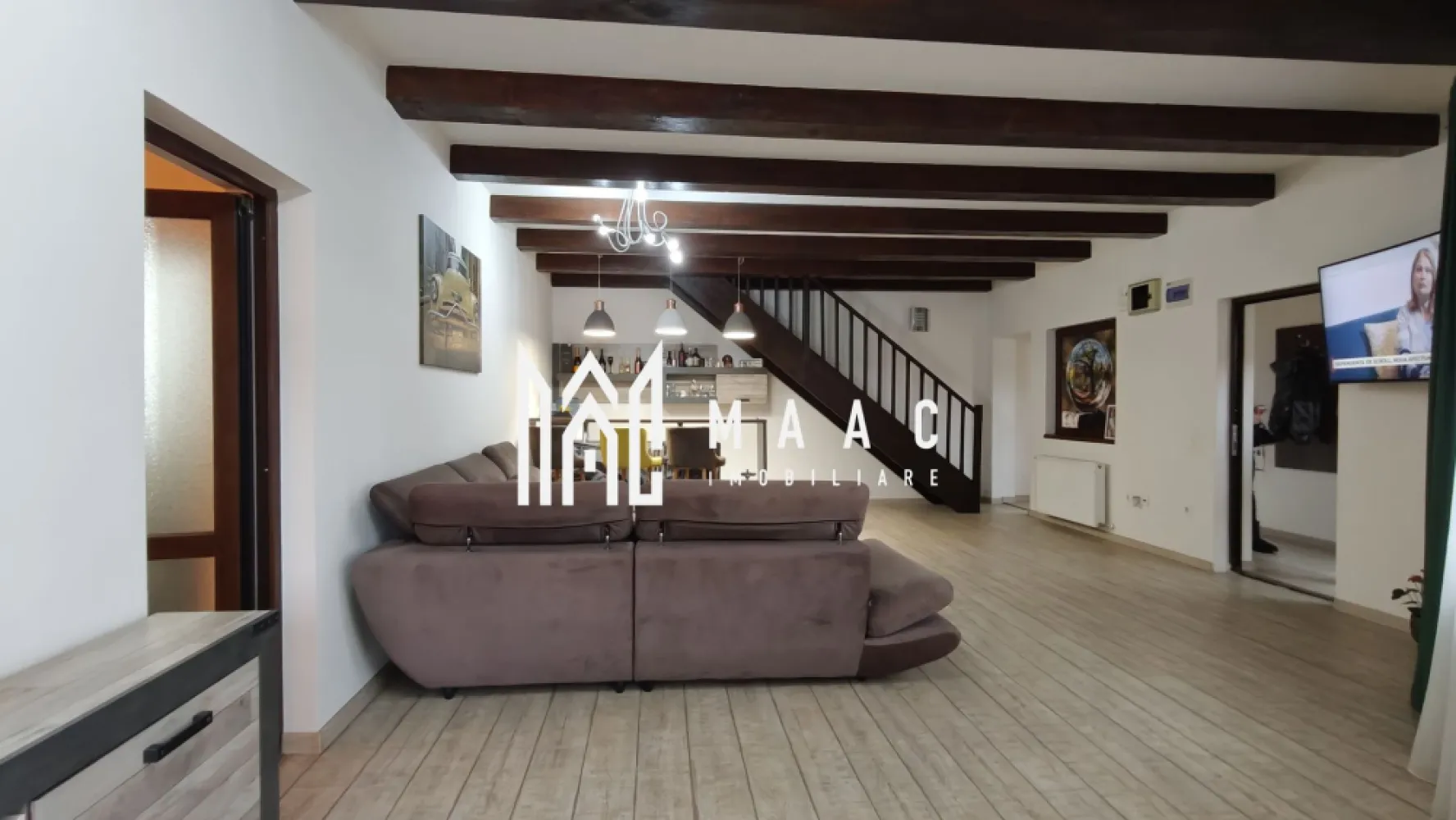 Apartament 4 camere 145 mpu I Terasă I Parcare I Central - MAAC Imobiliare vă propune spre vânzare un apartament renovat, situat în zona centrală a Sibiului, în apropierea Bulevardului Victoriei, amplasat la primul nivel al unei case cu mansardă, cu front stradal și loc de parcare în față, potrivit atât pentru locuință, cât și pentru activitate comercială.

Proprietatea are o suprafață utilă de 145 mp și este compartimentată pe două niveluri, oferind spațiu generos și multiple posibilități de utilizare.

Compartimentare:
-Etajul 1: living cu bucătărie open space, dormitor, baie cu geam pentru aerisire naturală, balcon de 20 mp pe toată lungimea apartamentului
-Mansardă: acces prin scară din lemn masiv, chicinetă, două camere separate cu tâmplărie PVC

Dotări și îmbunătățiri:
-aer condiționat
-instalație electrică cu multiple prize și ieșiri de internet
-toate instalațiile necesare pentru locuit sau activitate comercială
-mansardă amenajată în 2012
-acoperiș izolat și recondiționat
-pereți exteriori izolați

Datorită poziționării centrale, frontului stradal și compartimentării flexibile, apartamentul este ideal pentru locuință, showroom, birou sau alte activități economice, beneficiind de acces facil către principalele artere și puncte de interes din Sibiu.

Pentru mai multe detalii sau programarea unei vizionări vă rugăm să menționați la telefon numărul CP2822429.