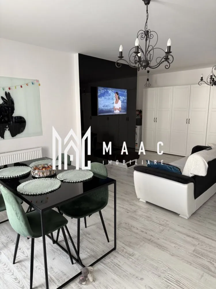 Apartament 3 camere | Parcare | Decomandat | City Rezidence - MAAC Imobiliare vă propune spre vânzare un apartament spațios în City Residence, situat într-o zonă centrală a Sibiului, ideal atât pentru locuire personală, cât și pentru investiție.

Proprietatea are o suprafață utilă de 64 mp și beneficiază de o terasă generoasă de 12 mp, un avantaj important pentru confortul zilnic. Apartamentul este amplasat la etajul 4 din 5, într-un imobil modern dotat cu lift.

Locuința se vinde mobilată și utilată, fiind pregătită pentru mutare imediată sau pentru exploatare în regim de închiriere.

Compartimentare practică

Living open space cu bucătărie

2 dormitoare

2 băi

Hol

Terasă mare – 12 mp, ideală pentru zonă de relaxare

Avantaje

Ansamblu rezidențial modern – City Residence

Zonă centrală, cu acces rapid către punctele de interes

Apartament luminos și bine compartimentat

Lift în imobil

Terasă spațioasă, greu de găsit la această categorie

Potrivit pentru locuit sau investiție cu randament bun

 Localizare: City Residence, Sibiu
 Pentru mai multe detalii și programarea unei vizionări, vă rugăm să ne contactați menționând ID: CP2945687.