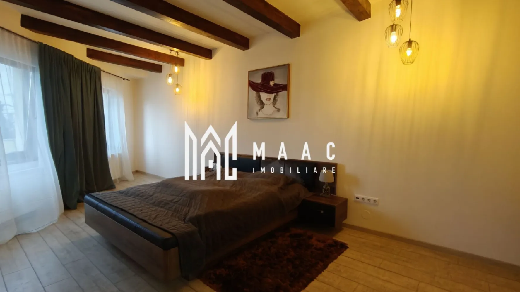 Apartament 4 camere 145 mpu I Terasă I Parcare I Central - MAAC Imobiliare vă propune spre vânzare un apartament renovat, situat în zona centrală a Sibiului, în apropierea Bulevardului Victoriei, amplasat la primul nivel al unei case cu mansardă, cu front stradal și loc de parcare în față, potrivit atât pentru locuință, cât și pentru activitate comercială.

Proprietatea are o suprafață utilă de 145 mp și este compartimentată pe două niveluri, oferind spațiu generos și multiple posibilități de utilizare.

Compartimentare:
-Etajul 1: living cu bucătărie open space, dormitor, baie cu geam pentru aerisire naturală, balcon de 20 mp pe toată lungimea apartamentului
-Mansardă: acces prin scară din lemn masiv, chicinetă, două camere separate cu tâmplărie PVC

Dotări și îmbunătățiri:
-aer condiționat
-instalație electrică cu multiple prize și ieșiri de internet
-toate instalațiile necesare pentru locuit sau activitate comercială
-mansardă amenajată în 2012
-acoperiș izolat și recondiționat
-pereți exteriori izolați

Datorită poziționării centrale, frontului stradal și compartimentării flexibile, apartamentul este ideal pentru locuință, showroom, birou sau alte activități economice, beneficiind de acces facil către principalele artere și puncte de interes din Sibiu.

Pentru mai multe detalii sau programarea unei vizionări vă rugăm să menționați la telefon numărul CP2822429.