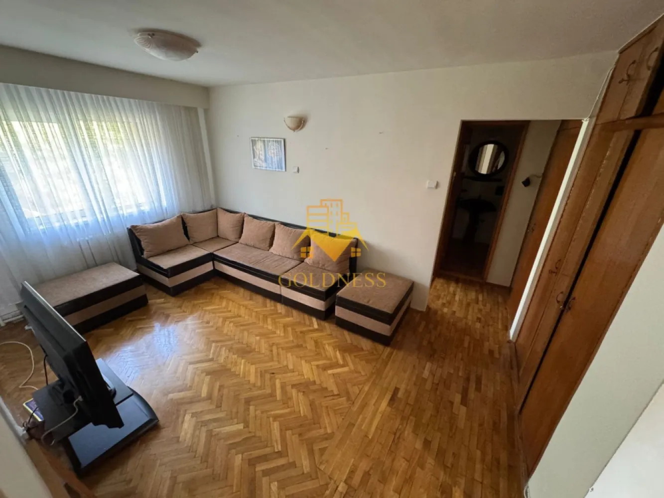 4 camere, mobilat clasic, garaj, boxa, Zorilor Zona UMF,Louis Pasteur - GOLDNESS Imobiliare vă propune spre închiriere un apartament cu 4 camere complet mobilat și utilat, la etajul 3 într-un imobil 4 etaje, în Cartierul Zorilor. 
Se află în apropierea stațiilor de transport în comun, magazine, restaurante, spații verzi, farmacii, etc. 

Apartamentul este compartimentat astfel:
3 dormitoare mobilate clasic
1 living mobilat utilat, TV
2 bai
1 balcon
Se mobileaza la cerere!
Imobilul este dotat cu toate cele necesare- centrală proprie, frigider, aragaz, hotă, mașină de spălat haine, etc. 

Dacă sunteți interesați de acest apartament și doriți să îl vizionați, dar și pentru alte oferte nu ezitați să ne contactați telefonic sau prin e-mail. Vă stăm la dispoziție!
Pentru intermediere se percepe un comision de 50% din prețul chiriei!
