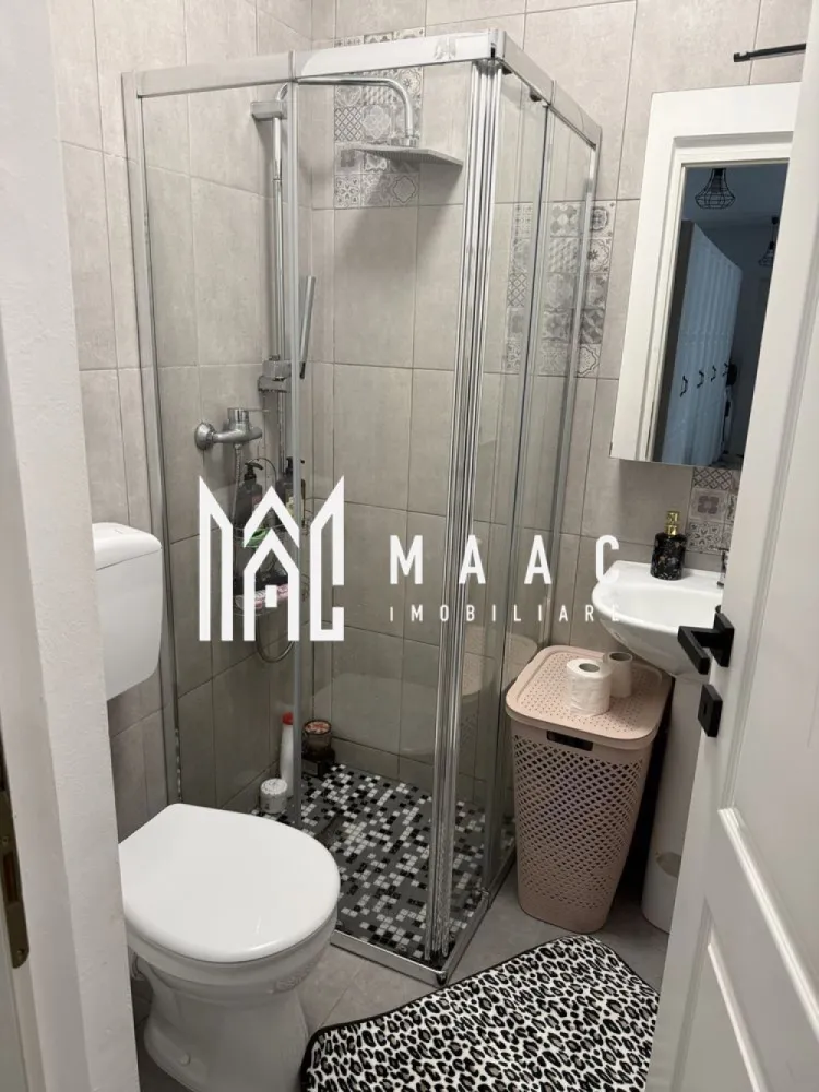 Apartament 3 camere | Parcare | Decomandat | City Rezidence - MAAC Imobiliare vă propune spre vânzare un apartament spațios în City Residence, situat într-o zonă centrală a Sibiului, ideal atât pentru locuire personală, cât și pentru investiție.

Proprietatea are o suprafață utilă de 64 mp și beneficiază de o terasă generoasă de 12 mp, un avantaj important pentru confortul zilnic. Apartamentul este amplasat la etajul 4 din 5, într-un imobil modern dotat cu lift.

Locuința se vinde mobilată și utilată, fiind pregătită pentru mutare imediată sau pentru exploatare în regim de închiriere.

Compartimentare practică

Living open space cu bucătărie

2 dormitoare

2 băi

Hol

Terasă mare – 12 mp, ideală pentru zonă de relaxare

Avantaje

Ansamblu rezidențial modern – City Residence

Zonă centrală, cu acces rapid către punctele de interes

Apartament luminos și bine compartimentat

Lift în imobil

Terasă spațioasă, greu de găsit la această categorie

Potrivit pentru locuit sau investiție cu randament bun

 Localizare: City Residence, Sibiu
 Pentru mai multe detalii și programarea unei vizionări, vă rugăm să ne contactați menționând ID: CP2945687.