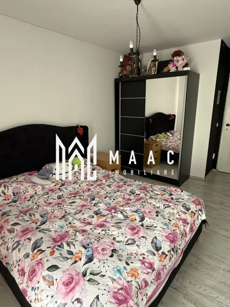 Apartament 3 camere | Parcare | Decomandat | City Rezidence - MAAC Imobiliare vă propune spre vânzare un apartament spațios în City Residence, situat într-o zonă centrală a Sibiului, ideal atât pentru locuire personală, cât și pentru investiție.

Proprietatea are o suprafață utilă de 64 mp și beneficiază de o terasă generoasă de 12 mp, un avantaj important pentru confortul zilnic. Apartamentul este amplasat la etajul 4 din 5, într-un imobil modern dotat cu lift.

Locuința se vinde mobilată și utilată, fiind pregătită pentru mutare imediată sau pentru exploatare în regim de închiriere.

Compartimentare practică

Living open space cu bucătărie

2 dormitoare

2 băi

Hol

Terasă mare – 12 mp, ideală pentru zonă de relaxare

Avantaje

Ansamblu rezidențial modern – City Residence

Zonă centrală, cu acces rapid către punctele de interes

Apartament luminos și bine compartimentat

Lift în imobil

Terasă spațioasă, greu de găsit la această categorie

Potrivit pentru locuit sau investiție cu randament bun

 Localizare: City Residence, Sibiu
 Pentru mai multe detalii și programarea unei vizionări, vă rugăm să ne contactați menționând ID: CP2945687.