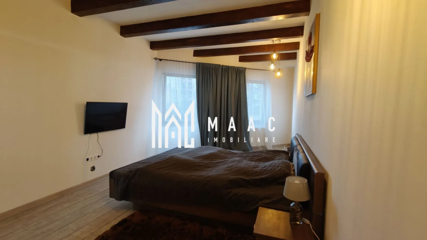 Apartament 4 camere 145 mpu I Terasă I Parcare I Central - MAAC Imobiliare vă propune spre vânzare un apartament renovat, situat în zona centrală a Sibiului, în apropierea Bulevardului Victoriei, amplasat la primul nivel al unei case cu mansardă, cu front stradal și loc de parcare în față, potrivit atât pentru locuință, cât și pentru activitate comercială.

Proprietatea are o suprafață utilă de 145 mp și este compartimentată pe două niveluri, oferind spațiu generos și multiple posibilități de utilizare.

Compartimentare:
-Etajul 1: living cu bucătărie open space, dormitor, baie cu geam pentru aerisire naturală, balcon de 20 mp pe toată lungimea apartamentului
-Mansardă: acces prin scară din lemn masiv, chicinetă, două camere separate cu tâmplărie PVC

Dotări și îmbunătățiri:
-aer condiționat
-instalație electrică cu multiple prize și ieșiri de internet
-toate instalațiile necesare pentru locuit sau activitate comercială
-mansardă amenajată în 2012
-acoperiș izolat și recondiționat
-pereți exteriori izolați

Datorită poziționării centrale, frontului stradal și compartimentării flexibile, apartamentul este ideal pentru locuință, showroom, birou sau alte activități economice, beneficiind de acces facil către principalele artere și puncte de interes din Sibiu.

Pentru mai multe detalii sau programarea unei vizionări vă rugăm să menționați la telefon numărul CP2822429.