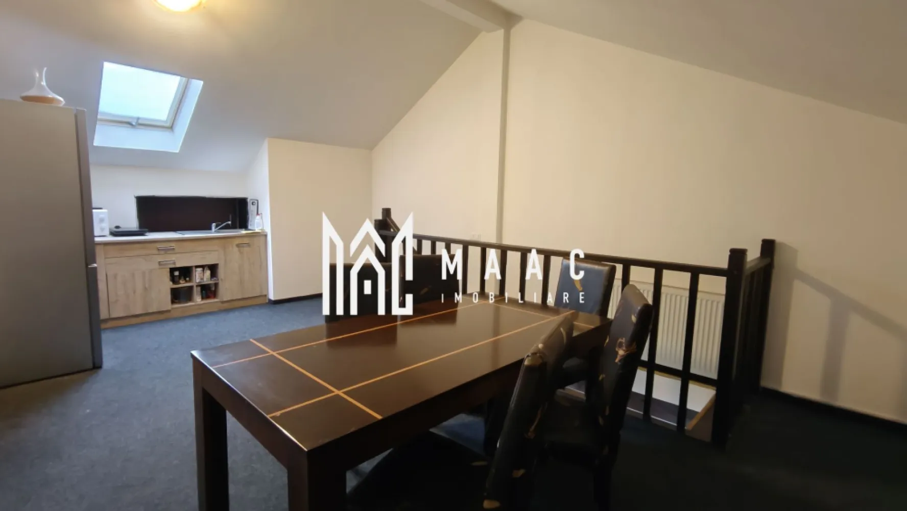 Apartament 4 camere 145 mpu I Terasă I Parcare I Central - MAAC Imobiliare vă propune spre vânzare un apartament renovat, situat în zona centrală a Sibiului, în apropierea Bulevardului Victoriei, amplasat la primul nivel al unei case cu mansardă, cu front stradal și loc de parcare în față, potrivit atât pentru locuință, cât și pentru activitate comercială.

Proprietatea are o suprafață utilă de 145 mp și este compartimentată pe două niveluri, oferind spațiu generos și multiple posibilități de utilizare.

Compartimentare:
-Etajul 1: living cu bucătărie open space, dormitor, baie cu geam pentru aerisire naturală, balcon de 20 mp pe toată lungimea apartamentului
-Mansardă: acces prin scară din lemn masiv, chicinetă, două camere separate cu tâmplărie PVC

Dotări și îmbunătățiri:
-aer condiționat
-instalație electrică cu multiple prize și ieșiri de internet
-toate instalațiile necesare pentru locuit sau activitate comercială
-mansardă amenajată în 2012
-acoperiș izolat și recondiționat
-pereți exteriori izolați

Datorită poziționării centrale, frontului stradal și compartimentării flexibile, apartamentul este ideal pentru locuință, showroom, birou sau alte activități economice, beneficiind de acces facil către principalele artere și puncte de interes din Sibiu.

Pentru mai multe detalii sau programarea unei vizionări vă rugăm să menționați la telefon numărul CP2822429.