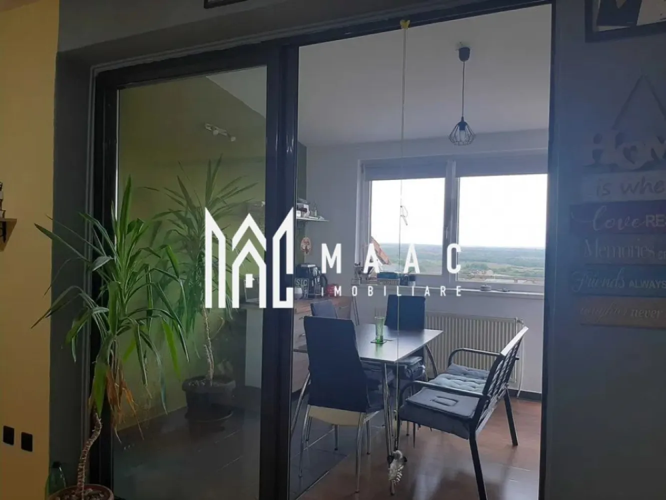 Apartament 2 camere | Balcon | 52 MPU | Mobilat | Tilisca - MAAC Imobiliare va prezinta un apartament 2 camere situat in zona Tilisca.

Caracteristici:
Tip: Apartament 2 camere
Etaj: 4/4
Suprafață utilă: 52 mp
Balcon: Deschis
Mobilare: Parțial mobilat
Stare: Renovare completă efectuată în urmă cu 2 ani

Compartimentare și dotări:
Apartamentul este compus din living, dormitor, bucătărie funcțională cu posibilități de personalizare, baie cu geam pentru aerisire și balcon deschis. Încălzirea se realizează prin calorifere alimentate de centrală termică proprie.

Pentru mai multe detalii precizati telefonic ca ati vazut anuntul cu ID: CP2993500