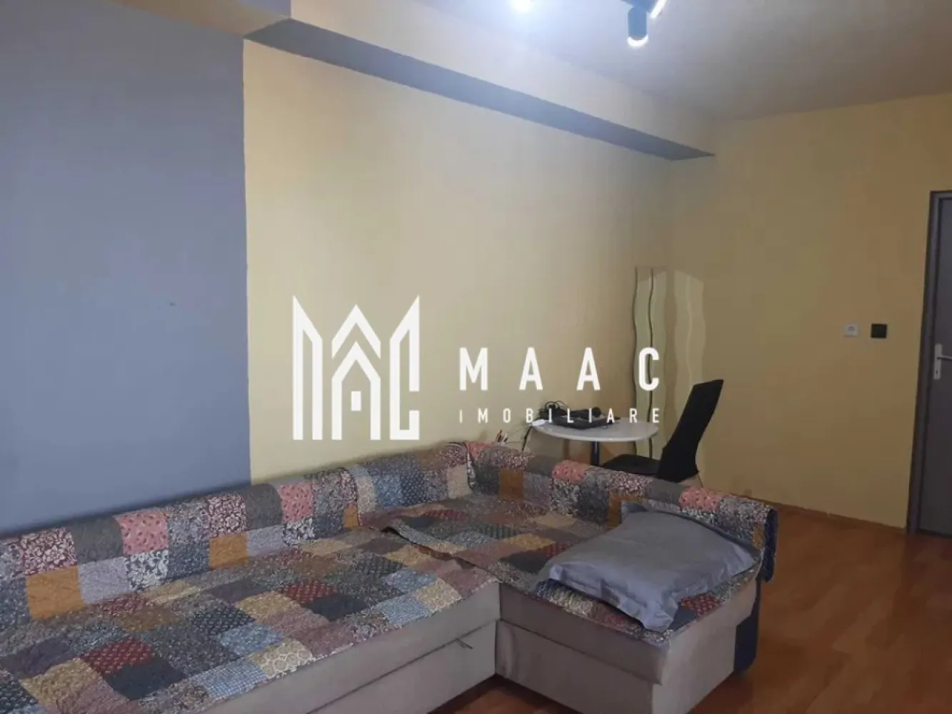 Apartament 2 camere | Balcon | 52 MPU | Mobilat | Tilisca - MAAC Imobiliare va prezinta un apartament 2 camere situat in zona Tilisca.

Caracteristici:
Tip: Apartament 2 camere
Etaj: 4/4
Suprafață utilă: 52 mp
Balcon: Deschis
Mobilare: Parțial mobilat
Stare: Renovare completă efectuată în urmă cu 2 ani

Compartimentare și dotări:
Apartamentul este compus din living, dormitor, bucătărie funcțională cu posibilități de personalizare, baie cu geam pentru aerisire și balcon deschis. Încălzirea se realizează prin calorifere alimentate de centrală termică proprie.

Pentru mai multe detalii precizati telefonic ca ati vazut anuntul cu ID: CP2993500