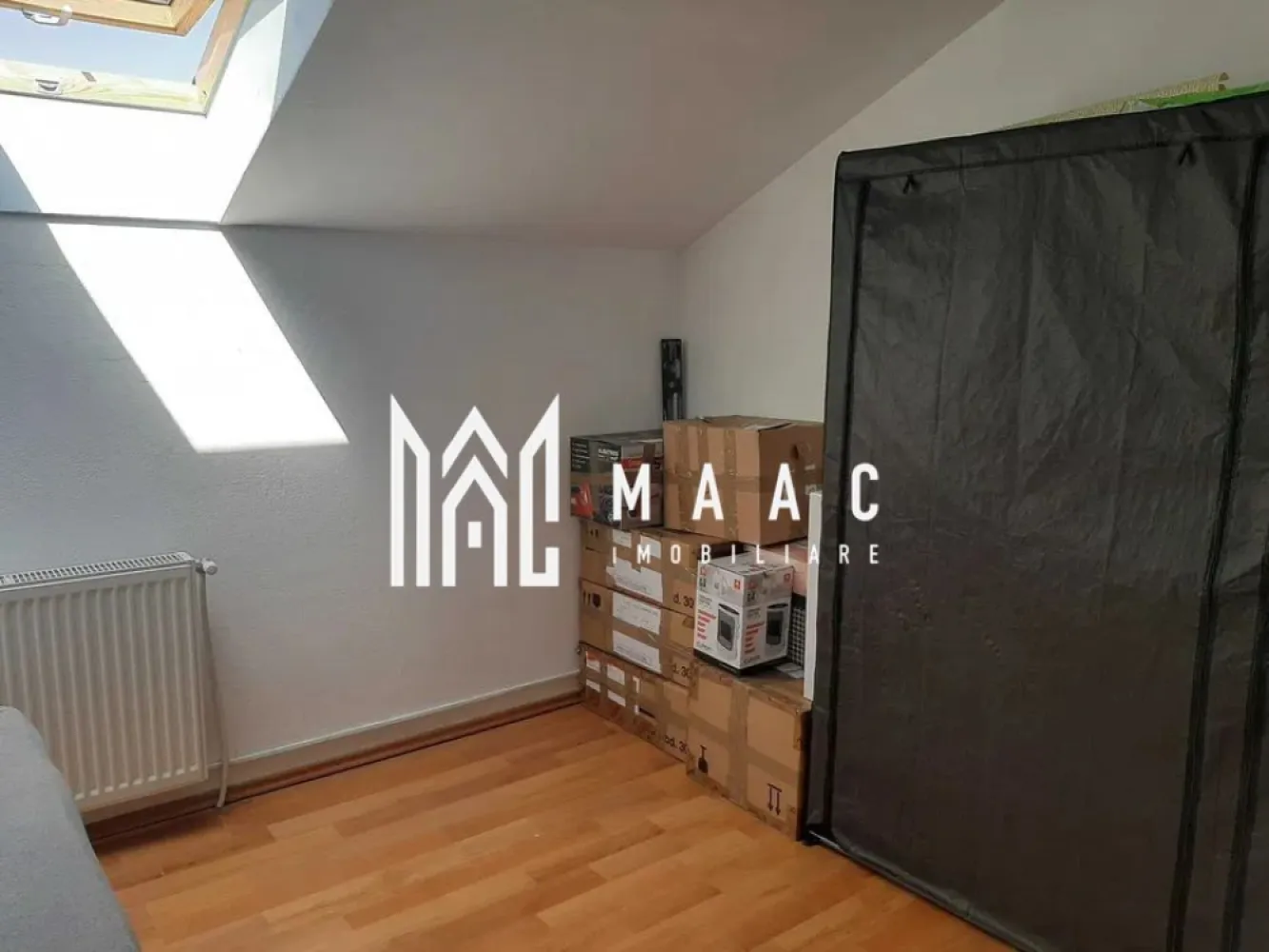 Apartament 2 camere | Balcon | 52 MPU | Mobilat | Tilisca - MAAC Imobiliare va prezinta un apartament 2 camere situat in zona Tilisca.

Caracteristici:
Tip: Apartament 2 camere
Etaj: 4/4
Suprafață utilă: 52 mp
Balcon: Deschis
Mobilare: Parțial mobilat
Stare: Renovare completă efectuată în urmă cu 2 ani

Compartimentare și dotări:
Apartamentul este compus din living, dormitor, bucătărie funcțională cu posibilități de personalizare, baie cu geam pentru aerisire și balcon deschis. Încălzirea se realizează prin calorifere alimentate de centrală termică proprie.

Pentru mai multe detalii precizati telefonic ca ati vazut anuntul cu ID: CP2993500