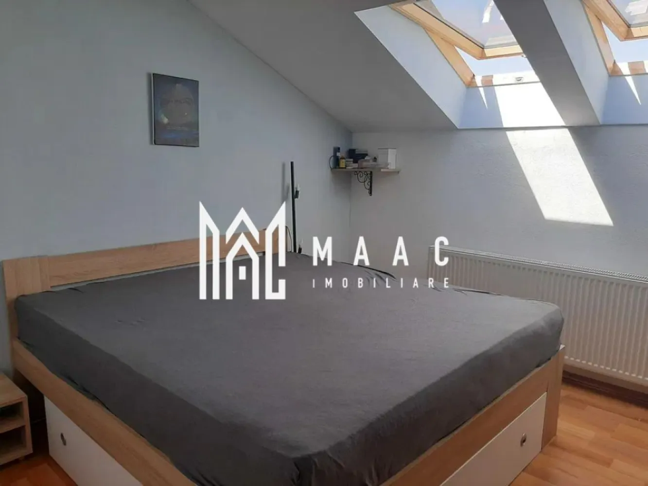 Apartament 2 camere | Balcon | 52 MPU | Mobilat | Tilisca - MAAC Imobiliare va prezinta un apartament 2 camere situat in zona Tilisca.

Caracteristici:
Tip: Apartament 2 camere
Etaj: 4/4
Suprafață utilă: 52 mp
Balcon: Deschis
Mobilare: Parțial mobilat
Stare: Renovare completă efectuată în urmă cu 2 ani

Compartimentare și dotări:
Apartamentul este compus din living, dormitor, bucătărie funcțională cu posibilități de personalizare, baie cu geam pentru aerisire și balcon deschis. Încălzirea se realizează prin calorifere alimentate de centrală termică proprie.

Pentru mai multe detalii precizati telefonic ca ati vazut anuntul cu ID: CP2993500