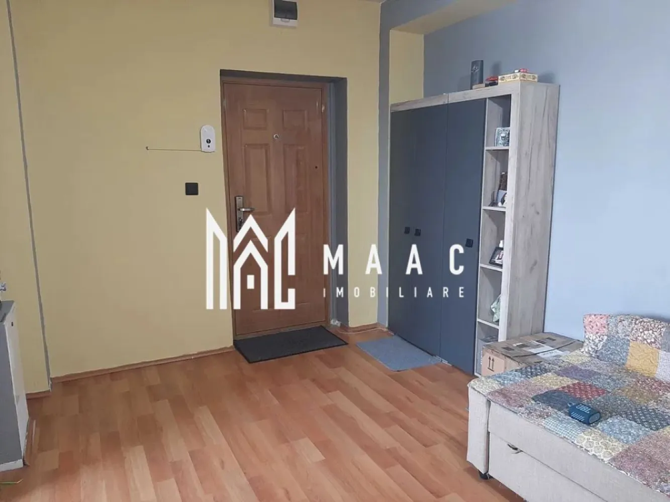 Apartament 2 camere | Balcon | 52 MPU | Mobilat | Tilisca - MAAC Imobiliare va prezinta un apartament 2 camere situat in zona Tilisca.

Caracteristici:
Tip: Apartament 2 camere
Etaj: 4/4
Suprafață utilă: 52 mp
Balcon: Deschis
Mobilare: Parțial mobilat
Stare: Renovare completă efectuată în urmă cu 2 ani

Compartimentare și dotări:
Apartamentul este compus din living, dormitor, bucătărie funcțională cu posibilități de personalizare, baie cu geam pentru aerisire și balcon deschis. Încălzirea se realizează prin calorifere alimentate de centrală termică proprie.

Pentru mai multe detalii precizati telefonic ca ati vazut anuntul cu ID: CP2993500