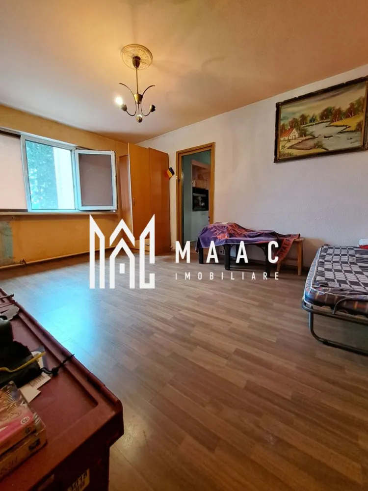 Apartament 2 camere | parter | Republicii | Nord | - MAAC IMOBILIARE vă propune spre vânzare un apartament cu 2 camere, situat la parter, pe strada Republicii din Râmnicu Vâlcea – o zonă intens circulată, cu vizibilitate excelentă și acces rapid către multiple puncte de interes.

Apartamentul dispune de o compartimentare practică și funcțională, fiind prevăzut cu debara pe hol (între baie și bucătărie), ideală pentru depozitare suplimentară.

Dotări și caracteristici:
-tâmplărie PVC cu geam termopan la dormitor, bucătărie și balcon
-balcon închis cu termopan
-ușă metalică la intrare
-apometre cu citire automată
-debranșat de la sistemul centralizat de încălzire, oferind posibilitatea instalării unei centrale proprii

Unul dintre principalele avantaje ale proprietății este poziționarea sa, chiar lângă strada principală, ceea ce îi conferă un potențial ridicat pentru transformarea în spațiu comercial (birou, cabinet, salon etc.), datorită vizibilității și accesului facil.
Zona este foarte bine dezvoltată, având în imediata apropiere magazine, licee, precum și centre comerciale importante precum Lidl și Kaufland, ceea ce asigură confort și acces rapid la toate facilitățile necesare.
Această proprietate reprezintă o oportunitate excelentă atât pentru locuință, cât și pentru investiție sau dezvoltarea unei afaceri.

Pentru mai multe informații sau pentru programarea unei vizionări, echipa MAAC IMOBILIARE vă stă la dispoziție!
ID: CP2994427