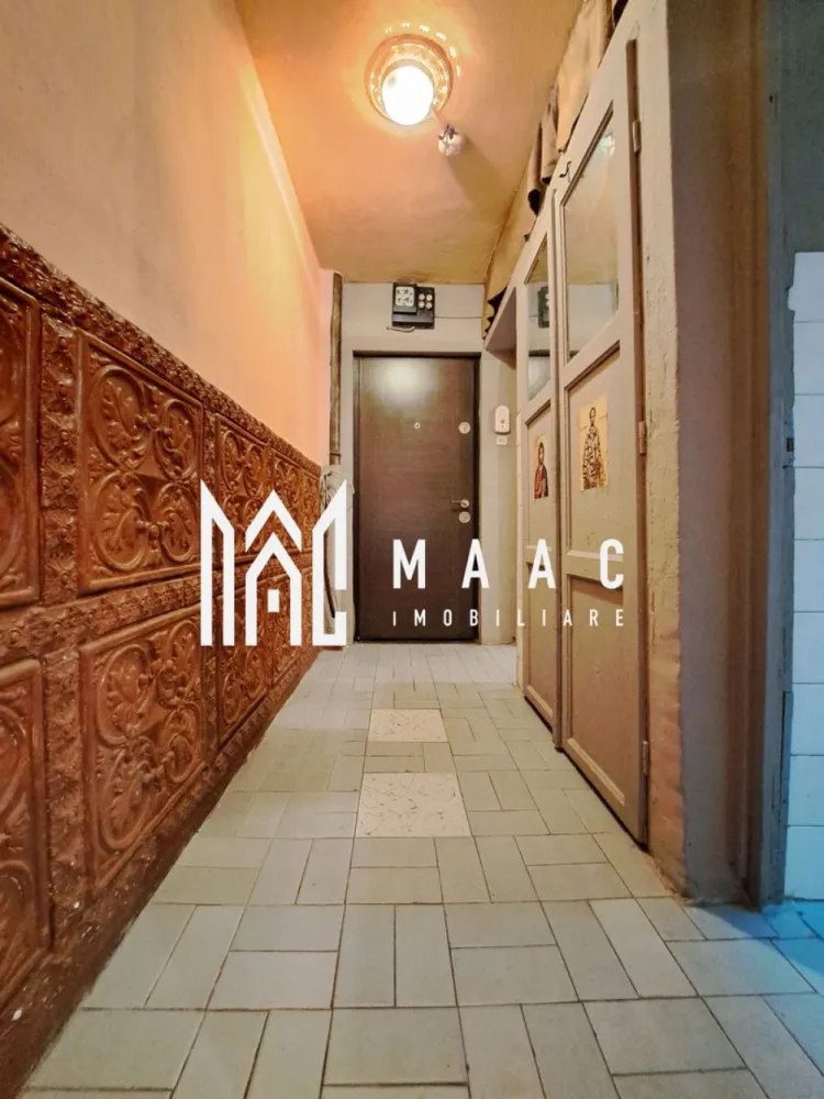Apartament 2 camere | parter | Republicii | Nord | - MAAC IMOBILIARE vă propune spre vânzare un apartament cu 2 camere, situat la parter, pe strada Republicii din Râmnicu Vâlcea – o zonă intens circulată, cu vizibilitate excelentă și acces rapid către multiple puncte de interes.

Apartamentul dispune de o compartimentare practică și funcțională, fiind prevăzut cu debara pe hol (între baie și bucătărie), ideală pentru depozitare suplimentară.

Dotări și caracteristici:
-tâmplărie PVC cu geam termopan la dormitor, bucătărie și balcon
-balcon închis cu termopan
-ușă metalică la intrare
-apometre cu citire automată
-debranșat de la sistemul centralizat de încălzire, oferind posibilitatea instalării unei centrale proprii

Unul dintre principalele avantaje ale proprietății este poziționarea sa, chiar lângă strada principală, ceea ce îi conferă un potențial ridicat pentru transformarea în spațiu comercial (birou, cabinet, salon etc.), datorită vizibilității și accesului facil.
Zona este foarte bine dezvoltată, având în imediata apropiere magazine, licee, precum și centre comerciale importante precum Lidl și Kaufland, ceea ce asigură confort și acces rapid la toate facilitățile necesare.
Această proprietate reprezintă o oportunitate excelentă atât pentru locuință, cât și pentru investiție sau dezvoltarea unei afaceri.

Pentru mai multe informații sau pentru programarea unei vizionări, echipa MAAC IMOBILIARE vă stă la dispoziție!
ID: CP2994427