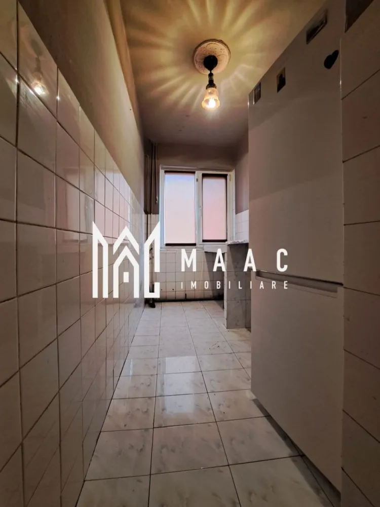 Apartament 2 camere | parter | Republicii | Nord | - MAAC IMOBILIARE vă propune spre vânzare un apartament cu 2 camere, situat la parter, pe strada Republicii din Râmnicu Vâlcea – o zonă intens circulată, cu vizibilitate excelentă și acces rapid către multiple puncte de interes.

Apartamentul dispune de o compartimentare practică și funcțională, fiind prevăzut cu debara pe hol (între baie și bucătărie), ideală pentru depozitare suplimentară.

Dotări și caracteristici:
-tâmplărie PVC cu geam termopan la dormitor, bucătărie și balcon
-balcon închis cu termopan
-ușă metalică la intrare
-apometre cu citire automată
-debranșat de la sistemul centralizat de încălzire, oferind posibilitatea instalării unei centrale proprii

Unul dintre principalele avantaje ale proprietății este poziționarea sa, chiar lângă strada principală, ceea ce îi conferă un potențial ridicat pentru transformarea în spațiu comercial (birou, cabinet, salon etc.), datorită vizibilității și accesului facil.
Zona este foarte bine dezvoltată, având în imediata apropiere magazine, licee, precum și centre comerciale importante precum Lidl și Kaufland, ceea ce asigură confort și acces rapid la toate facilitățile necesare.
Această proprietate reprezintă o oportunitate excelentă atât pentru locuință, cât și pentru investiție sau dezvoltarea unei afaceri.

Pentru mai multe informații sau pentru programarea unei vizionări, echipa MAAC IMOBILIARE vă stă la dispoziție!
ID: CP2994427