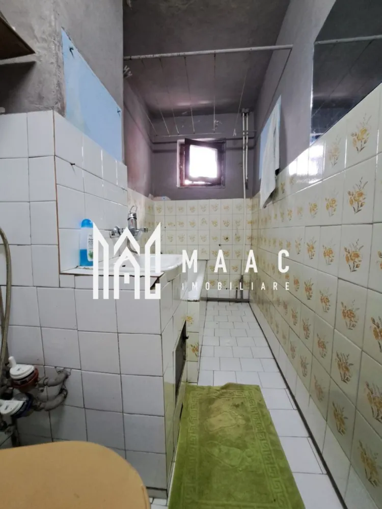 Apartament 2 camere | parter | Republicii | Nord | - MAAC IMOBILIARE vă propune spre vânzare un apartament cu 2 camere, situat la parter, pe strada Republicii din Râmnicu Vâlcea – o zonă intens circulată, cu vizibilitate excelentă și acces rapid către multiple puncte de interes.

Apartamentul dispune de o compartimentare practică și funcțională, fiind prevăzut cu debara pe hol (între baie și bucătărie), ideală pentru depozitare suplimentară.

Dotări și caracteristici:
-tâmplărie PVC cu geam termopan la dormitor, bucătărie și balcon
-balcon închis cu termopan
-ușă metalică la intrare
-apometre cu citire automată
-debranșat de la sistemul centralizat de încălzire, oferind posibilitatea instalării unei centrale proprii

Unul dintre principalele avantaje ale proprietății este poziționarea sa, chiar lângă strada principală, ceea ce îi conferă un potențial ridicat pentru transformarea în spațiu comercial (birou, cabinet, salon etc.), datorită vizibilității și accesului facil.
Zona este foarte bine dezvoltată, având în imediata apropiere magazine, licee, precum și centre comerciale importante precum Lidl și Kaufland, ceea ce asigură confort și acces rapid la toate facilitățile necesare.
Această proprietate reprezintă o oportunitate excelentă atât pentru locuință, cât și pentru investiție sau dezvoltarea unei afaceri.

Pentru mai multe informații sau pentru programarea unei vizionări, echipa MAAC IMOBILIARE vă stă la dispoziție!
ID: CP2994427