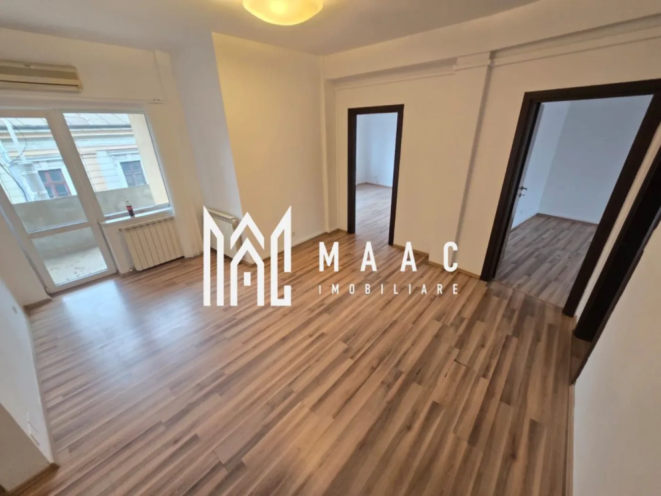 Apartament 4 camere | Decomandat | Calea Mosilor - Bucuresti - MAAC Imobiliare va propune spre vanzare un apartament cu 4 camere situat la etajul 2 in Bucuresti strada Calea Mosilor.

Beneficii:
- etaj 2 bloc cu lift
- suprafata utila 105 mp
- 4 camere
- 2 bai
- 2 balcoane
- 3 aer conditionat
- boxa la subsol
- apartamentul se preda exact ca in poze , la cheie

Pretul de vanzare al apartamentului este de 185.000 euro ( este pe firma, TVA inclus )

Pentru mai multe informatii sau pentru a programa o vizionare, va rugam specificati ID: CP2993403