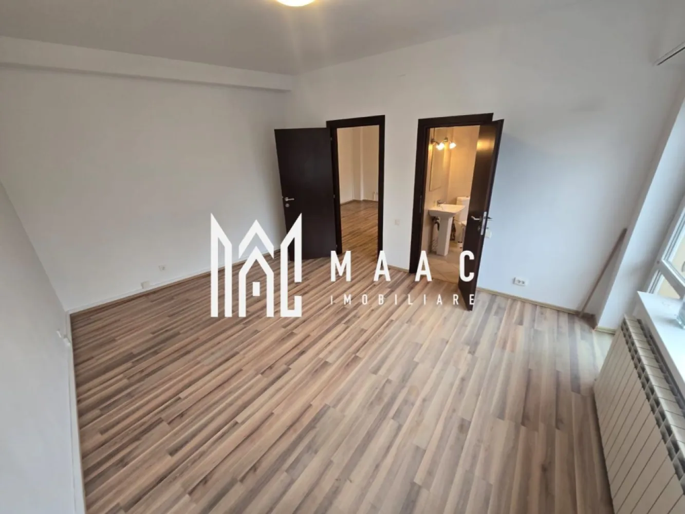 Apartament 4 camere | Decomandat | Calea Mosilor - Bucuresti - MAAC Imobiliare va propune spre vanzare un apartament cu 4 camere situat la etajul 2 in Bucuresti strada Calea Mosilor.

Beneficii:
- etaj 2 bloc cu lift
- suprafata utila 105 mp
- 4 camere
- 2 bai
- 2 balcoane
- 3 aer conditionat
- boxa la subsol
- apartamentul se preda exact ca in poze , la cheie

Pretul de vanzare al apartamentului este de 185.000 euro ( este pe firma, TVA inclus )

Pentru mai multe informatii sau pentru a programa o vizionare, va rugam specificati ID: CP2993403