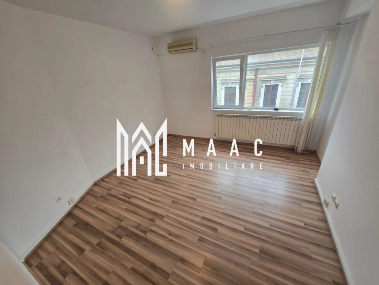 Apartament 4 camere | Decomandat | Calea Mosilor - Bucuresti - MAAC Imobiliare va propune spre vanzare un apartament cu 4 camere situat la etajul 2 in Bucuresti strada Calea Mosilor.

Beneficii:
- etaj 2 bloc cu lift
- suprafata utila 105 mp
- 4 camere
- 2 bai
- 2 balcoane
- 3 aer conditionat
- boxa la subsol
- apartamentul se preda exact ca in poze , la cheie

Pretul de vanzare al apartamentului este de 185.000 euro ( este pe firma, TVA inclus )

Pentru mai multe informatii sau pentru a programa o vizionare, va rugam specificati ID: CP2993403