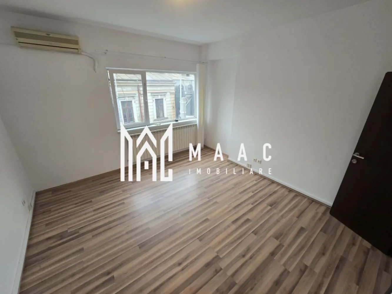 Apartament 4 camere | Decomandat | Calea Mosilor - Bucuresti - MAAC Imobiliare va propune spre vanzare un apartament cu 4 camere situat la etajul 2 in Bucuresti strada Calea Mosilor.

Beneficii:
- etaj 2 bloc cu lift
- suprafata utila 105 mp
- 4 camere
- 2 bai
- 2 balcoane
- 3 aer conditionat
- boxa la subsol
- apartamentul se preda exact ca in poze , la cheie

Pretul de vanzare al apartamentului este de 185.000 euro ( este pe firma, TVA inclus )

Pentru mai multe informatii sau pentru a programa o vizionare, va rugam specificati ID: CP2993403