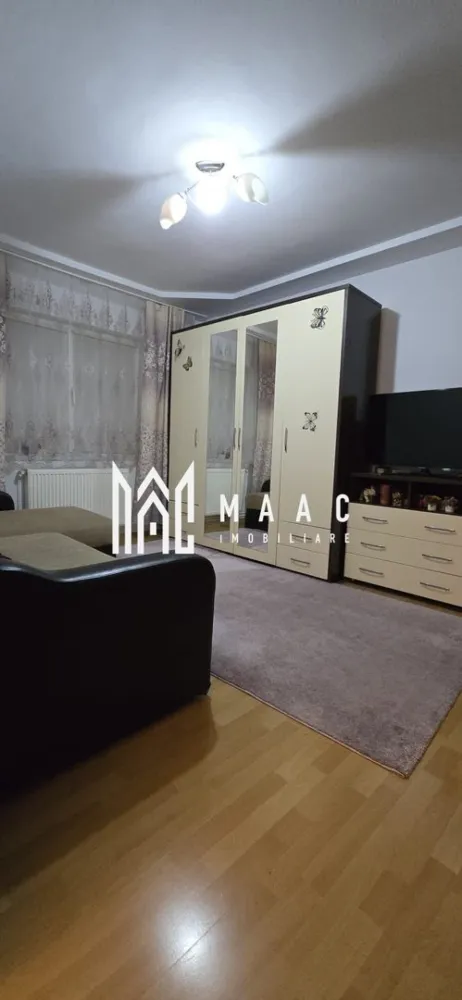 Apartament 2 Camere I Etaj 4/5 I Zona Vasile Aaron - Se oferă spre vânzare un apartament practic și bine poziționat, cu o suprafață de 36 mp, situat la etajul 4 din 5 (fără lift), ideal pentru locuit sau investiție.

Detalii principale:

suprafață utilă: 36 mp
etaj: 4 / 5
fără balcon (acces la uscătorie pe etaj)
încălzire pe gaz
apartament călduros, cu costuri reduse de întreținere

Compartimentare:
bucătărie separată
cameră spațioasă
baie
hol

Dotări:
se vinde mobilat și utilat
mașină de spălat
frigider
mobilier inclus

Avantaje:
poziționare excelentă, cu acces rapid la toate facilitățile
la doar 2 minute de supermarketuri, piață, parcuri, bănci
școli și grădinițe în apropiere
stații de autobuz la câțiva pași
acces rapid către autostradă (aprox. 5 minute)

 Ideal pentru locuință proprie
Potrivit pentru investiție (închiriere rapidă)
Costuri mici de întreținere

Pentru informati si vizionare: CP2959415
