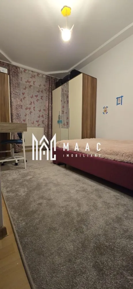 Apartament 2 Camere I Etaj 4/5 I Zona Vasile Aaron - Se oferă spre vânzare un apartament practic și bine poziționat, cu o suprafață de 36 mp, situat la etajul 4 din 5 (fără lift), ideal pentru locuit sau investiție.

Detalii principale:

suprafață utilă: 36 mp
etaj: 4 / 5
fără balcon (acces la uscătorie pe etaj)
încălzire pe gaz
apartament călduros, cu costuri reduse de întreținere

Compartimentare:
bucătărie separată
cameră spațioasă
baie
hol

Dotări:
se vinde mobilat și utilat
mașină de spălat
frigider
mobilier inclus

Avantaje:
poziționare excelentă, cu acces rapid la toate facilitățile
la doar 2 minute de supermarketuri, piață, parcuri, bănci
școli și grădinițe în apropiere
stații de autobuz la câțiva pași
acces rapid către autostradă (aprox. 5 minute)

 Ideal pentru locuință proprie
Potrivit pentru investiție (închiriere rapidă)
Costuri mici de întreținere

Pentru informati si vizionare: CP2959415