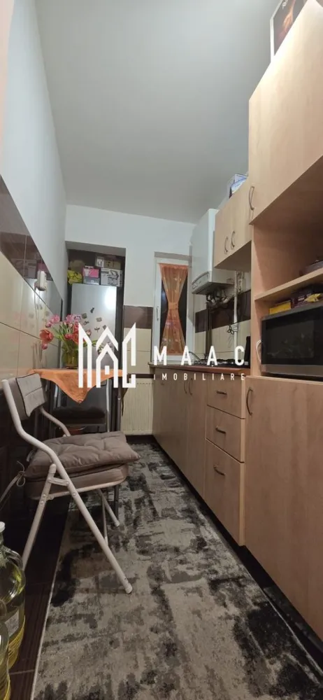 Apartament 2 Camere I Etaj 4/5 I Zona Vasile Aaron - Se oferă spre vânzare un apartament practic și bine poziționat, cu o suprafață de 36 mp, situat la etajul 4 din 5 (fără lift), ideal pentru locuit sau investiție.

Detalii principale:

suprafață utilă: 36 mp
etaj: 4 / 5
fără balcon (acces la uscătorie pe etaj)
încălzire pe gaz
apartament călduros, cu costuri reduse de întreținere

Compartimentare:
bucătărie separată
cameră spațioasă
baie
hol

Dotări:
se vinde mobilat și utilat
mașină de spălat
frigider
mobilier inclus

Avantaje:
poziționare excelentă, cu acces rapid la toate facilitățile
la doar 2 minute de supermarketuri, piață, parcuri, bănci
școli și grădinițe în apropiere
stații de autobuz la câțiva pași
acces rapid către autostradă (aprox. 5 minute)

 Ideal pentru locuință proprie
Potrivit pentru investiție (închiriere rapidă)
Costuri mici de întreținere

Pentru informati si vizionare: CP2959415