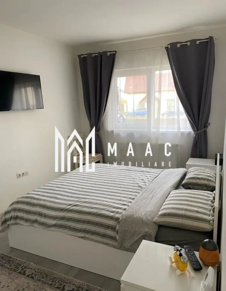 Apartament 3 camere | Gradina | 59 MPU | Mobilat | Selimbar - MAAC Imobiliare va prezinta un apartament cu 3 camere, parter + curte proprie 74 mp situat in Șelimbăr, zona Triajului.

Prezentare generală:
Situat la parterul unui bloc cu doar 9 apartamente
Curte proprie de 74 mp
Apartamentul se vinde mobilat și utilat complet, fiind pregătit pentru mutare imediată, fără investiții suplimentare

Date tehnice:
Suprafață construită: 73 mp
Suprafață utilă: 58,8 mp
Construcție finalizată în 2019
Parcare privată chiar în fața porții

Compartimentare:
Living cu bucătărie open-space
Două dormitoare 
Două băi 
Acces direct spre curtea proprie
Dotări și finisaje
Mobilat și utilat complet

Locație:
Șelimbăr, zona Triajului, aproape de magazine, centre comerciale, transport și facilități esențiale.

Pentru mai multe detalii precizati telefonic ca ati vazut anuntul cu ID: CP2822389
