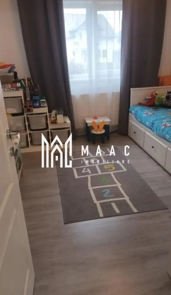 Apartament 3 camere | Gradina | 59 MPU | Mobilat | Selimbar - MAAC Imobiliare va prezinta un apartament cu 3 camere, parter + curte proprie 74 mp situat in Șelimbăr, zona Triajului.

Prezentare generală:
Situat la parterul unui bloc cu doar 9 apartamente
Curte proprie de 74 mp
Apartamentul se vinde mobilat și utilat complet, fiind pregătit pentru mutare imediată, fără investiții suplimentare

Date tehnice:
Suprafață construită: 73 mp
Suprafață utilă: 58,8 mp
Construcție finalizată în 2019
Parcare privată chiar în fața porții

Compartimentare:
Living cu bucătărie open-space
Două dormitoare 
Două băi 
Acces direct spre curtea proprie
Dotări și finisaje
Mobilat și utilat complet

Locație:
Șelimbăr, zona Triajului, aproape de magazine, centre comerciale, transport și facilități esențiale.

Pentru mai multe detalii precizati telefonic ca ati vazut anuntul cu ID: CP2822389