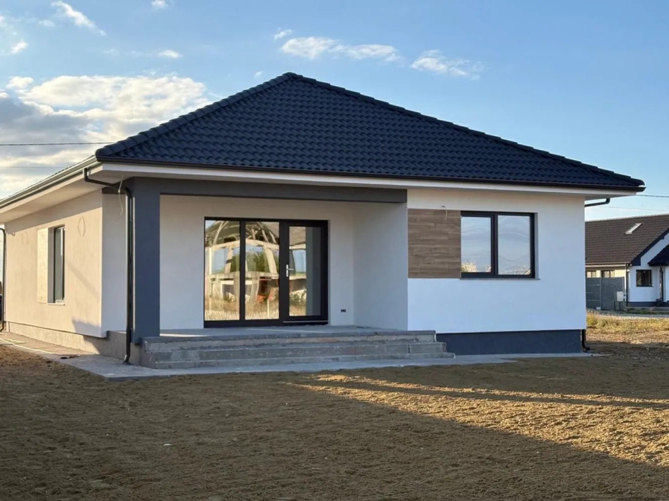 Casa Santandrei, 159 000 E (neg). Comision 0. - De vânzare: casă nouă, parter – Sântandrei | Teren 553 mp. 159 000 E (neg). Comision 0.

O casă premium, proiectată inteligent – îmbină eleganța, funcționalitatea și confortul modern.
Ideală pentru familii care apreciază calitatea și liniștea, fără a renunța la accesul rapid către oraș.

Suprafață construită: 137 mp
Suprafață utilă: 100 mp plus terase.
Teren: 553 mp
3 dormitoare
2 băi
Living generos cu bucatarie open space
Camara
Parcare auto
Acces pod
Terasă acoperită

Detalii tehnice:
• Construcție din cărămidă Porotherm
• Tencuiala mecanizata, 3 randuri de glet , lavabila alba , sapa mecanizata
• Incalzire in pardoseala in toata casa 
• Instalatie electrica, cablaj racord tras pentru rolete electrice, AC, camere video, fibra in fiecare incapere, etc 
• Izolație cu spumă poliuretanică
• Izolatie cu polistiren de 10cm eps 80, si cu polistiren extrudat de 3 cm pe elevatie 
• Pazia din vidiwall
• Tâmplărie Salamander – 3 foi de sticlă, 6 camere
• Glafuri din granit
• Acoperiș de calitate superioară, cu jgheaburi și burlane aluminiu racordate la drenaj subtreran
• Trotuare, loc de parcare , gard
• Utilități complete: gaz, apă, canalizare, curent electric, fibră optică
Sistem panouri fotovoltaice 5 kw, invertor 6 kw

Locație & avantaje:
• Zonă rezidențială liniștită, cu acces facil către Oradea
• Pistă de biciclete, centura Santandrei și stație tram-tren în apropiere
• Drumuri amenajate și vecinătăți selecte

Contact: 0751 254 234 Flavius Bunoiu