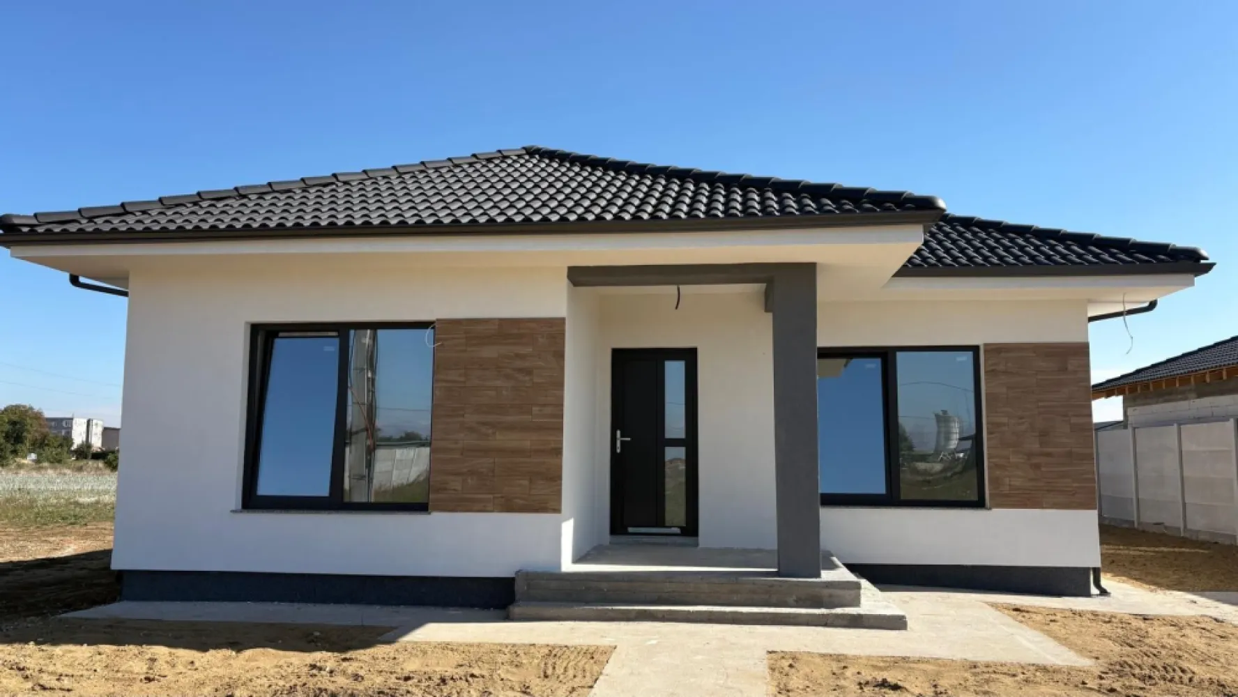 Casa Santandrei, 159 000 E (neg). Comision 0. - De vânzare: casă nouă, parter – Sântandrei | Teren 553 mp. 159 000 E (neg). Comision 0.

O casă premium, proiectată inteligent – îmbină eleganța, funcționalitatea și confortul modern.
Ideală pentru familii care apreciază calitatea și liniștea, fără a renunța la accesul rapid către oraș.

Suprafață construită: 137 mp
Suprafață utilă: 100 mp plus terase.
Teren: 553 mp
3 dormitoare
2 băi
Living generos cu bucatarie open space
Camara
Parcare auto
Acces pod
Terasă acoperită

Detalii tehnice:
• Construcție din cărămidă Porotherm
• Tencuiala mecanizata, 3 randuri de glet , lavabila alba , sapa mecanizata
• Incalzire in pardoseala in toata casa 
• Instalatie electrica, cablaj racord tras pentru rolete electrice, AC, camere video, fibra in fiecare incapere, etc 
• Izolație cu spumă poliuretanică
• Izolatie cu polistiren de 10cm eps 80, si cu polistiren extrudat de 3 cm pe elevatie 
• Pazia din vidiwall
• Tâmplărie Salamander – 3 foi de sticlă, 6 camere
• Glafuri din granit
• Acoperiș de calitate superioară, cu jgheaburi și burlane aluminiu racordate la drenaj subtreran
• Trotuare, loc de parcare , gard
• Utilități complete: gaz, apă, canalizare, curent electric, fibră optică
Sistem panouri fotovoltaice 5 kw, invertor 6 kw

Locație & avantaje:
• Zonă rezidențială liniștită, cu acces facil către Oradea
• Pistă de biciclete, centura Santandrei și stație tram-tren în apropiere
• Drumuri amenajate și vecinătăți selecte

Contact: 0751 254 234 Flavius Bunoiu