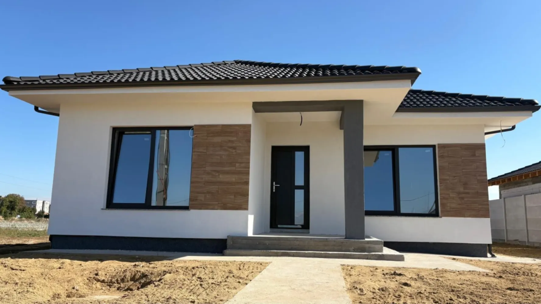 Casa Santandrei, 159 000 E (neg). Comision 0. - De vânzare: casă nouă, parter – Sântandrei | Teren 553 mp. 159 000 E (neg). Comision 0.

O casă premium, proiectată inteligent – îmbină eleganța, funcționalitatea și confortul modern.
Ideală pentru familii care apreciază calitatea și liniștea, fără a renunța la accesul rapid către oraș.

Suprafață construită: 137 mp
Suprafață utilă: 100 mp plus terase.
Teren: 553 mp
3 dormitoare
2 băi
Living generos cu bucatarie open space
Camara
Parcare auto
Acces pod
Terasă acoperită

Detalii tehnice:
• Construcție din cărămidă Porotherm
• Tencuiala mecanizata, 3 randuri de glet , lavabila alba , sapa mecanizata
• Incalzire in pardoseala in toata casa 
• Instalatie electrica, cablaj racord tras pentru rolete electrice, AC, camere video, fibra in fiecare incapere, etc 
• Izolație cu spumă poliuretanică
• Izolatie cu polistiren de 10cm eps 80, si cu polistiren extrudat de 3 cm pe elevatie 
• Pazia din vidiwall
• Tâmplărie Salamander – 3 foi de sticlă, 6 camere
• Glafuri din granit
• Acoperiș de calitate superioară, cu jgheaburi și burlane aluminiu racordate la drenaj subtreran
• Trotuare, loc de parcare , gard
• Utilități complete: gaz, apă, canalizare, curent electric, fibră optică
Sistem panouri fotovoltaice 5 kw, invertor 6 kw

Locație & avantaje:
• Zonă rezidențială liniștită, cu acces facil către Oradea
• Pistă de biciclete, centura Santandrei și stație tram-tren în apropiere
• Drumuri amenajate și vecinătăți selecte

Contact: 0751 254 234 Flavius Bunoiu
