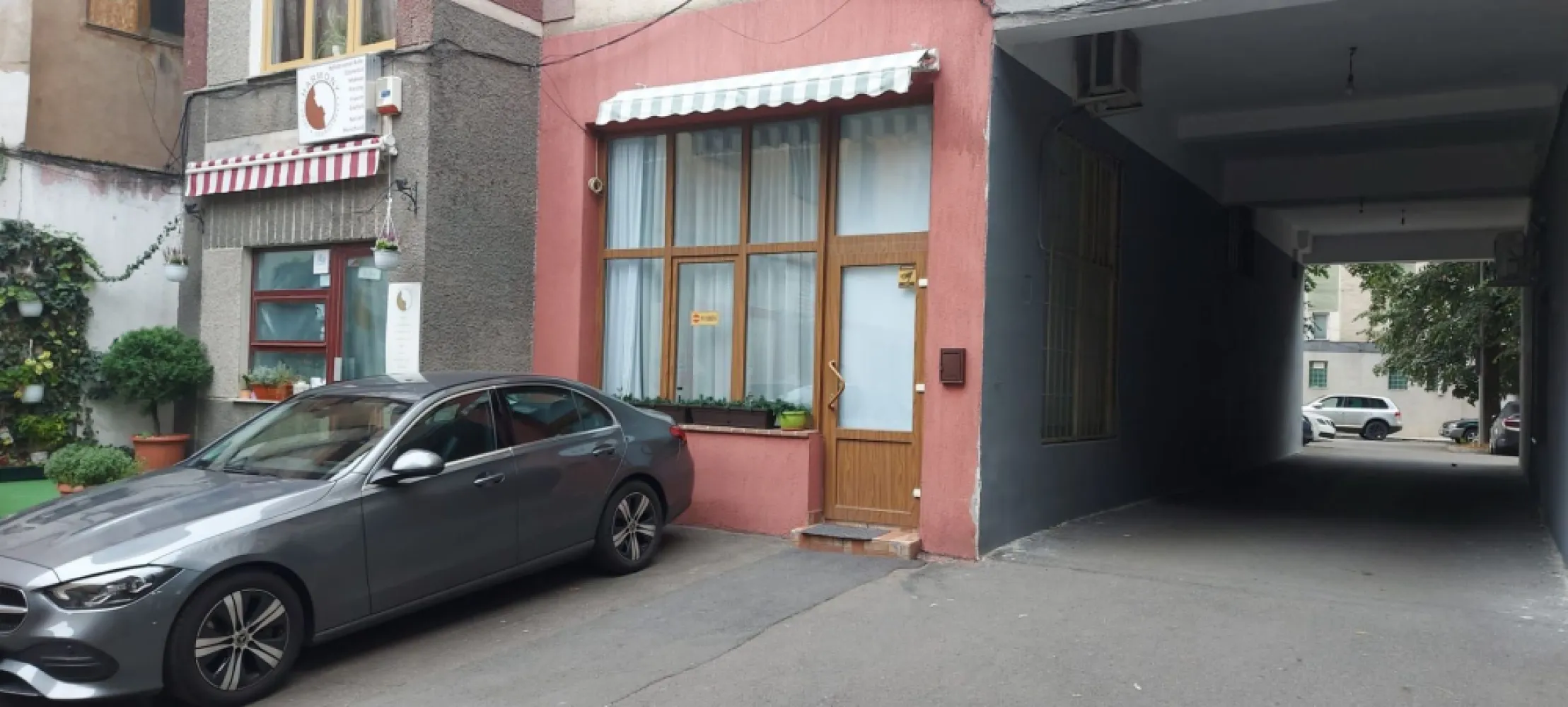 Spatiu comercial, ultracentral, Republicii, Oradea. 600 E/lună. Com 0 - De inchiriat: spatiu comercial, ultracentral, strada Republicii, Oradea, SC 45 mp, SU 36 mp. 600 E/lună. Comision 0.

Proprietatea este pretabila pentru activitati de birou (avocatura, notariat, etc) sau ca spatiu comercial (salon infrumusetare, magazin, etc). Dispune de fatada/vitrina stradala generoasa.

Suprafata utila este de 36 mp, fiind momentan compartimentata in 2 camere, bucatarie si baie. Inaltimea interioara este de 4,6 m, ceea ce creeaza oportunitatea dublarii spatiului interior printr-un proiect ulterior.

Zona in care este situat spatiul este una comerciala, cu trafic pietonal moderat, fiind situat in proximitatea unor cabinete de avocatura si notariat.

Spatiul dispune de toate utilitatile necesare. Confortul termic este asigurat de calorifere, prin sistemul centralizat de incalzire al orasului. Optional, se poate efectua conectarea la reteaua de gaz.

Contact: 0751 777 844 Madian Bosca