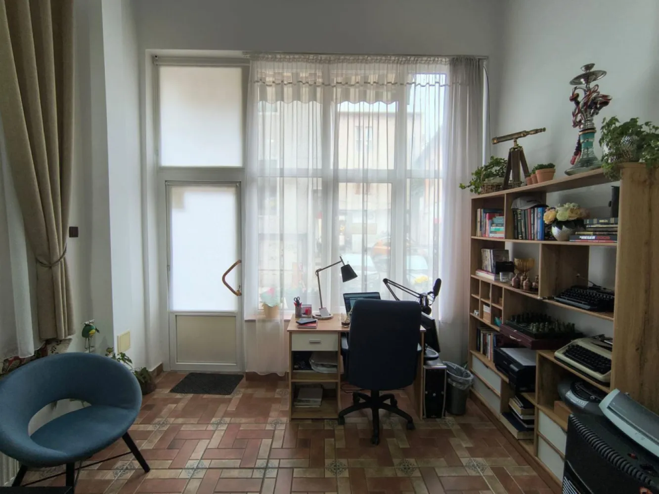 Spatiu comercial, ultracentral, Republicii, Oradea. 600 E/lună. Com 0 - De inchiriat: spatiu comercial, ultracentral, strada Republicii, Oradea, SC 45 mp, SU 36 mp. 600 E/lună. Comision 0.

Proprietatea este pretabila pentru activitati de birou (avocatura, notariat, etc) sau ca spatiu comercial (salon infrumusetare, magazin, etc). Dispune de fatada/vitrina stradala generoasa.

Suprafata utila este de 36 mp, fiind momentan compartimentata in 2 camere, bucatarie si baie. Inaltimea interioara este de 4,6 m, ceea ce creeaza oportunitatea dublarii spatiului interior printr-un proiect ulterior.

Zona in care este situat spatiul este una comerciala, cu trafic pietonal moderat, fiind situat in proximitatea unor cabinete de avocatura si notariat.

Spatiul dispune de toate utilitatile necesare. Confortul termic este asigurat de calorifere, prin sistemul centralizat de incalzire al orasului. Optional, se poate efectua conectarea la reteaua de gaz.

Contact: 0751 777 844 Madian Bosca