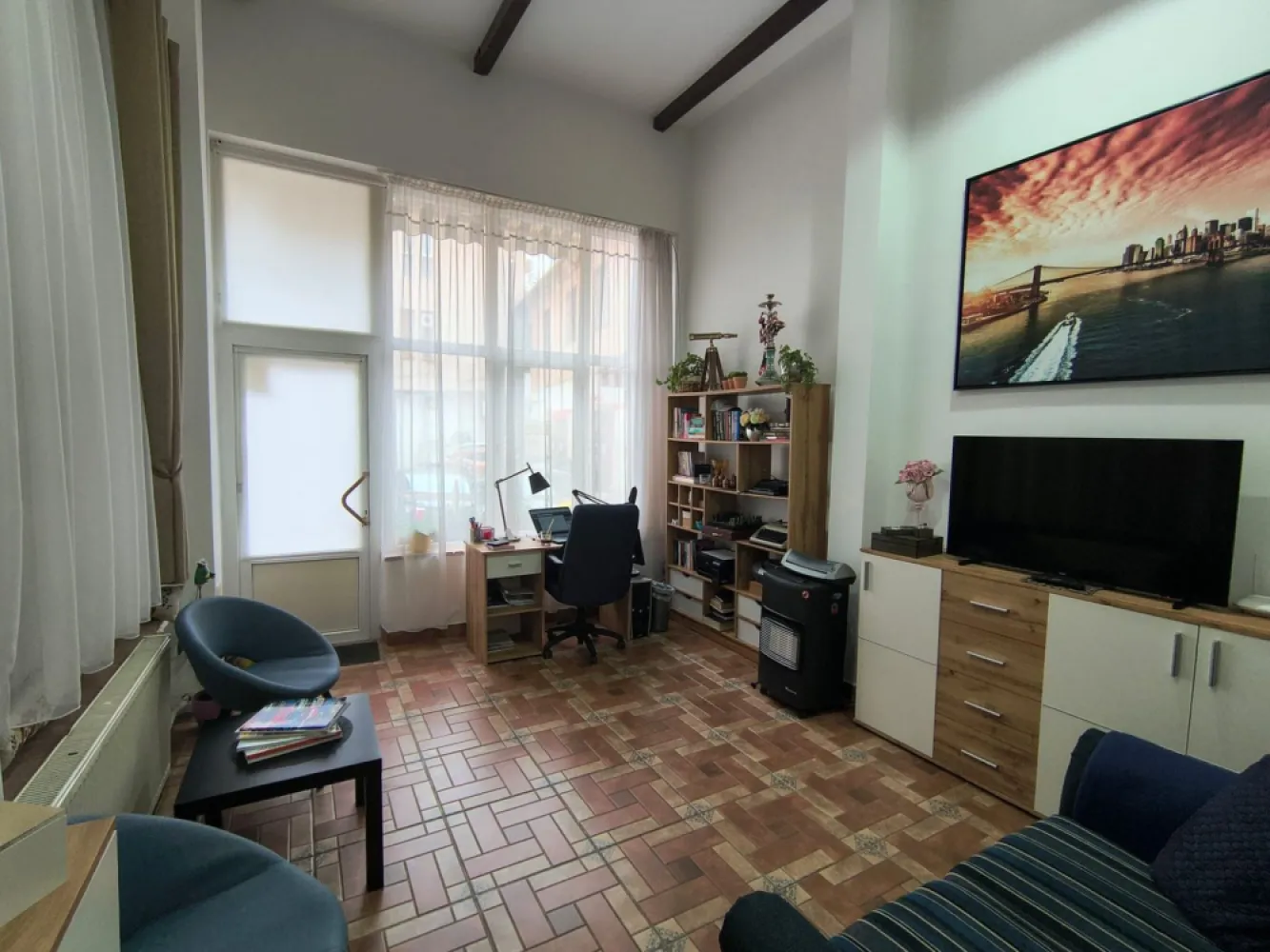 Spatiu comercial, ultracentral, Republicii, Oradea. 600 E/lună. Com 0 - De inchiriat: spatiu comercial, ultracentral, strada Republicii, Oradea, SC 45 mp, SU 36 mp. 600 E/lună. Comision 0.

Proprietatea este pretabila pentru activitati de birou (avocatura, notariat, etc) sau ca spatiu comercial (salon infrumusetare, magazin, etc). Dispune de fatada/vitrina stradala generoasa.

Suprafata utila este de 36 mp, fiind momentan compartimentata in 2 camere, bucatarie si baie. Inaltimea interioara este de 4,6 m, ceea ce creeaza oportunitatea dublarii spatiului interior printr-un proiect ulterior.

Zona in care este situat spatiul este una comerciala, cu trafic pietonal moderat, fiind situat in proximitatea unor cabinete de avocatura si notariat.

Spatiul dispune de toate utilitatile necesare. Confortul termic este asigurat de calorifere, prin sistemul centralizat de incalzire al orasului. Optional, se poate efectua conectarea la reteaua de gaz.

Contact: 0751 777 844 Madian Bosca