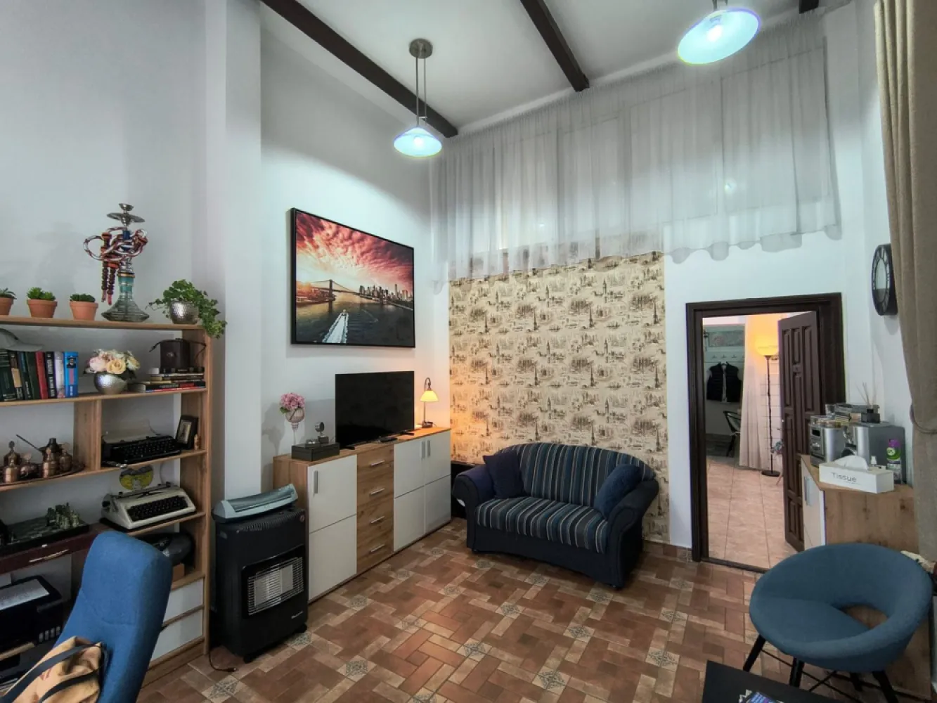 Spatiu comercial, ultracentral, Republicii, Oradea. 600 E/lună. Com 0 - De inchiriat: spatiu comercial, ultracentral, strada Republicii, Oradea, SC 45 mp, SU 36 mp. 600 E/lună. Comision 0.

Proprietatea este pretabila pentru activitati de birou (avocatura, notariat, etc) sau ca spatiu comercial (salon infrumusetare, magazin, etc). Dispune de fatada/vitrina stradala generoasa.

Suprafata utila este de 36 mp, fiind momentan compartimentata in 2 camere, bucatarie si baie. Inaltimea interioara este de 4,6 m, ceea ce creeaza oportunitatea dublarii spatiului interior printr-un proiect ulterior.

Zona in care este situat spatiul este una comerciala, cu trafic pietonal moderat, fiind situat in proximitatea unor cabinete de avocatura si notariat.

Spatiul dispune de toate utilitatile necesare. Confortul termic este asigurat de calorifere, prin sistemul centralizat de incalzire al orasului. Optional, se poate efectua conectarea la reteaua de gaz.

Contact: 0751 777 844 Madian Bosca