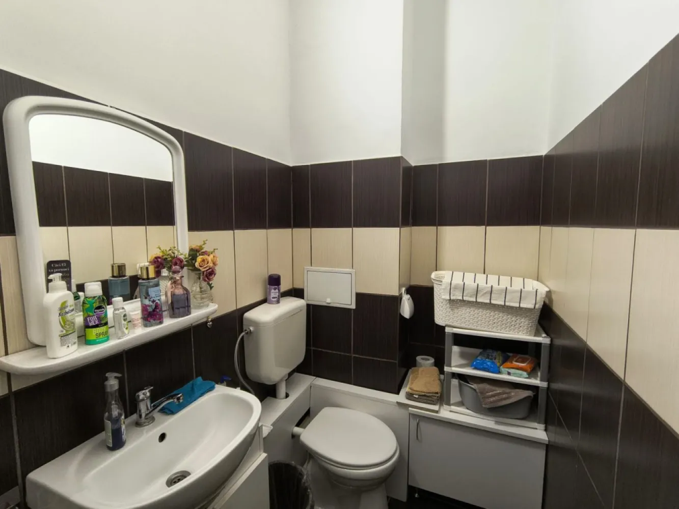 Spatiu comercial, ultracentral, Republicii, Oradea. 600 E/lună. Com 0