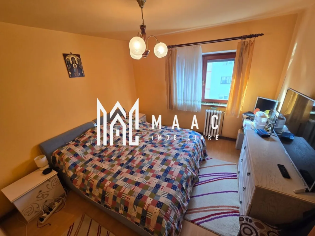 Apartament 4 camere 2 bai zona Strand Parc - MAAC Imobiliare vă propune spre vânzare un apartament cu 4 camere decomandate, situat la etajul 3 într-un imobil din cartierul Ștrand, cu ieșire directă în parc, într-o zonă extrem de apreciată pentru accesibilitate și proximitatea față de punctele de interes urbane. Locuința oferă un spațiu generos și bine organizat, fiind ideală pentru familii care își doresc confort și funcționalitate.

Apartamentul dispune de o compartimentare practică, total decomandată, și beneficiază de finisaje clasice și dotări complete, fiind pregătit pentru mutare imediată.

Compartimentare:
-hol de acces
-bucătărie separată, mobilată și utilată
-living
-3 dormitoare
-2 băi
-balcon închis cu tâmplărie termopan

Proprietatea include și o pivniță, ideală pentru depozitare suplimentară.

Dotări și finisaje:
-centrală termică proprie cu calorifere din fontă
-gresie și faianță
-parchet
-ușă metalică la intrare
-uși de interior
-tâmplărie PVC
-izolație termică exterioară

Avantaje:
-poziție excelentă, cu ieșire directă în parc
-acces facil către magazine, biserică și stații de autobuz
-etaj intermediar 3
-compartimentare total decomandată
-bucătărie separată
-pivniță inclusă
-apartament curat și bine întreținut

Pentru mai multe detalii, vă rugăm să menționați CP2988785 la telefon.